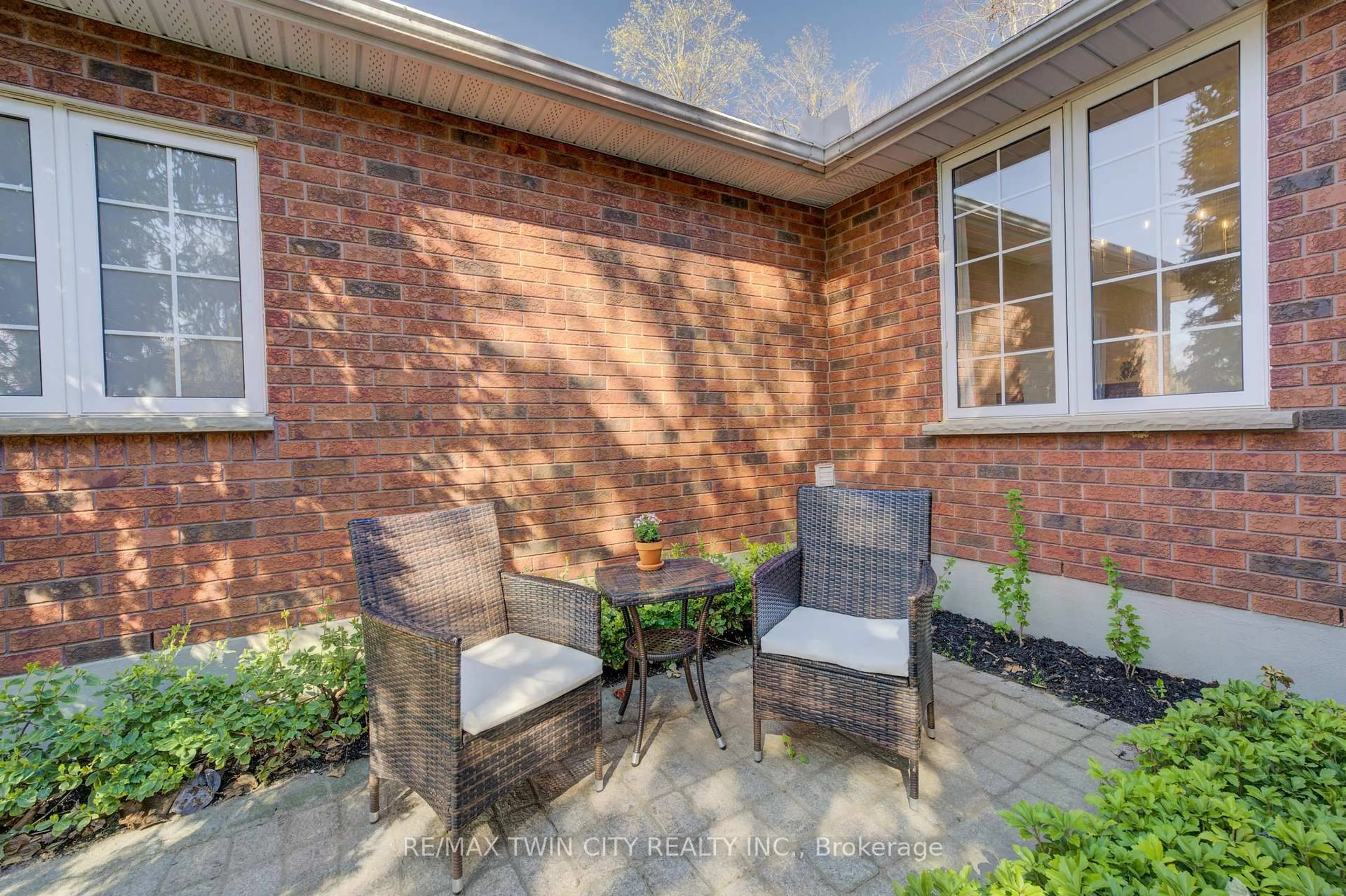 Patio, street for 439 Northlake Dr, Waterloo Ontario N2V 1Y6
