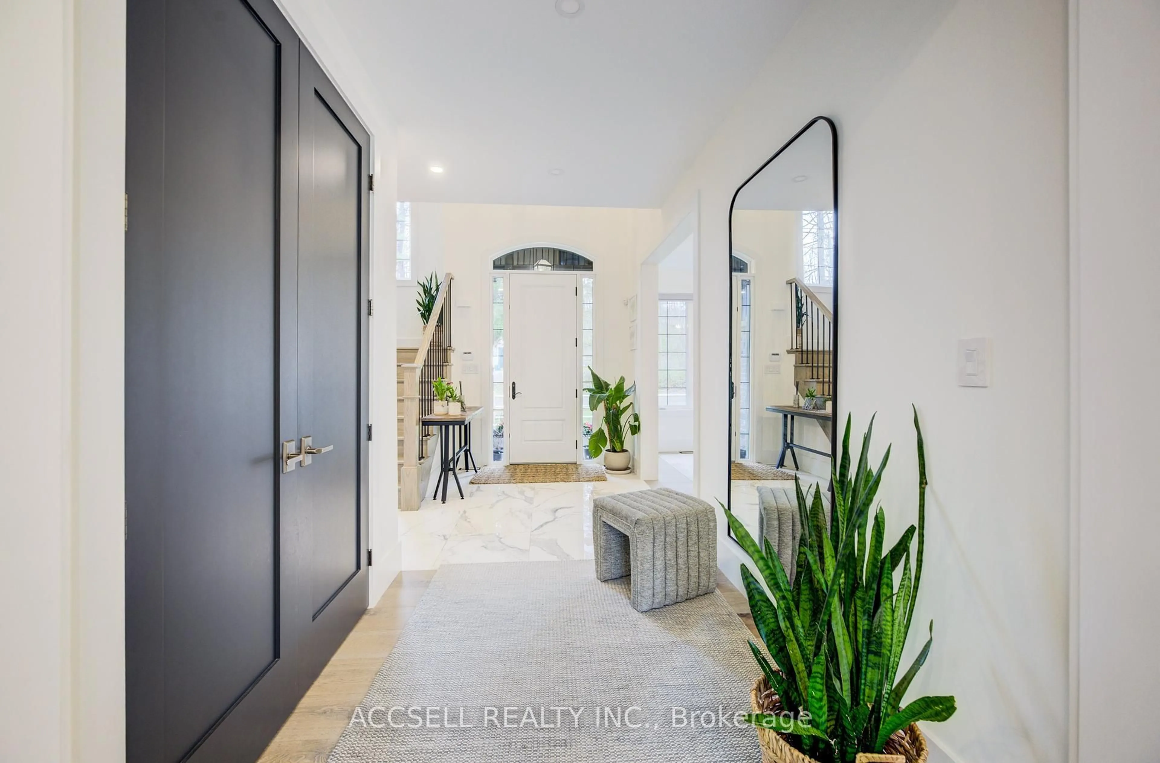 Indoor entryway for 1095 Mineral Springs Rd, Hamilton Ontario L9H 5E3
