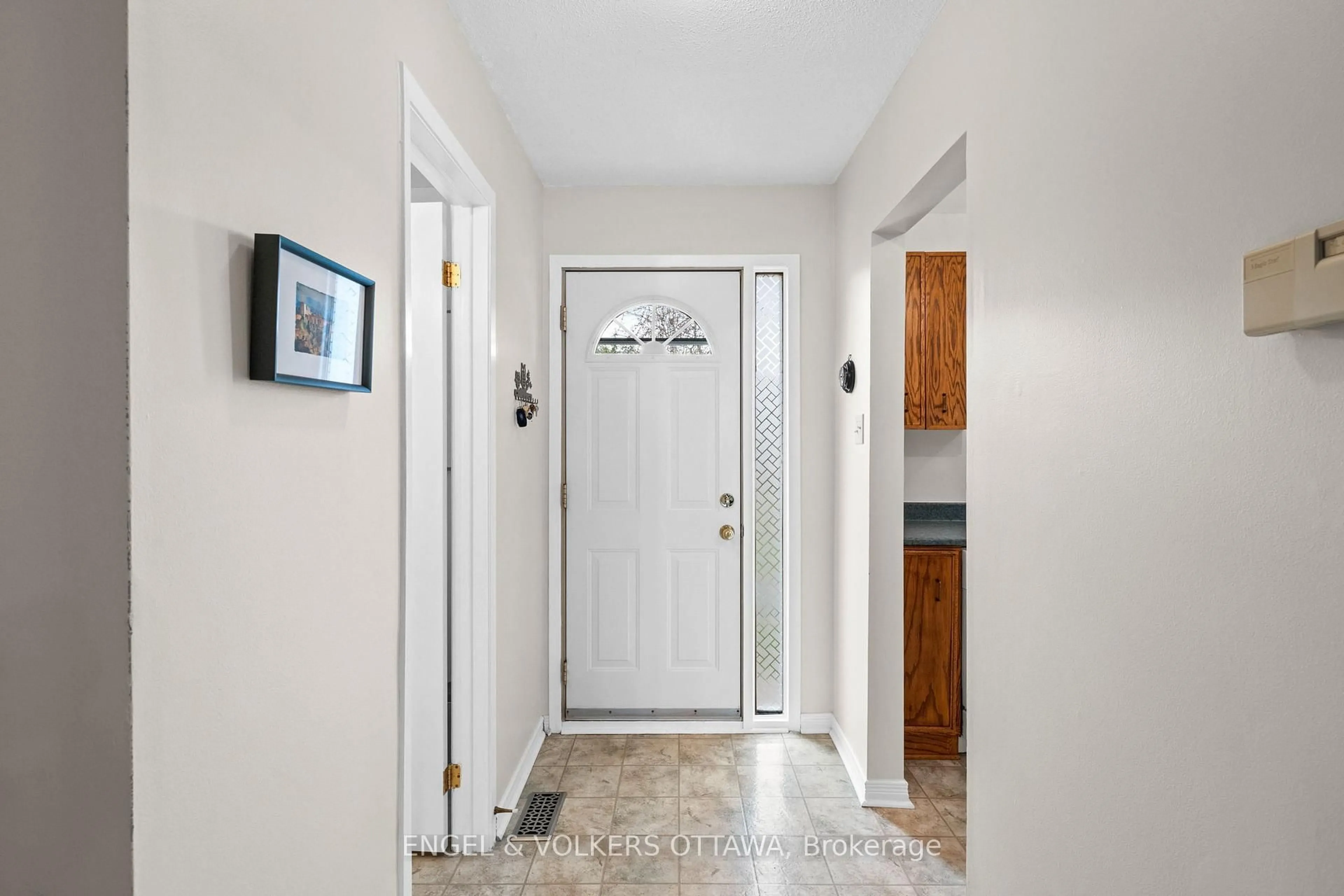 Indoor entryway for 13 Bellman Dr #5, Ottawa Ontario K2H 8S3