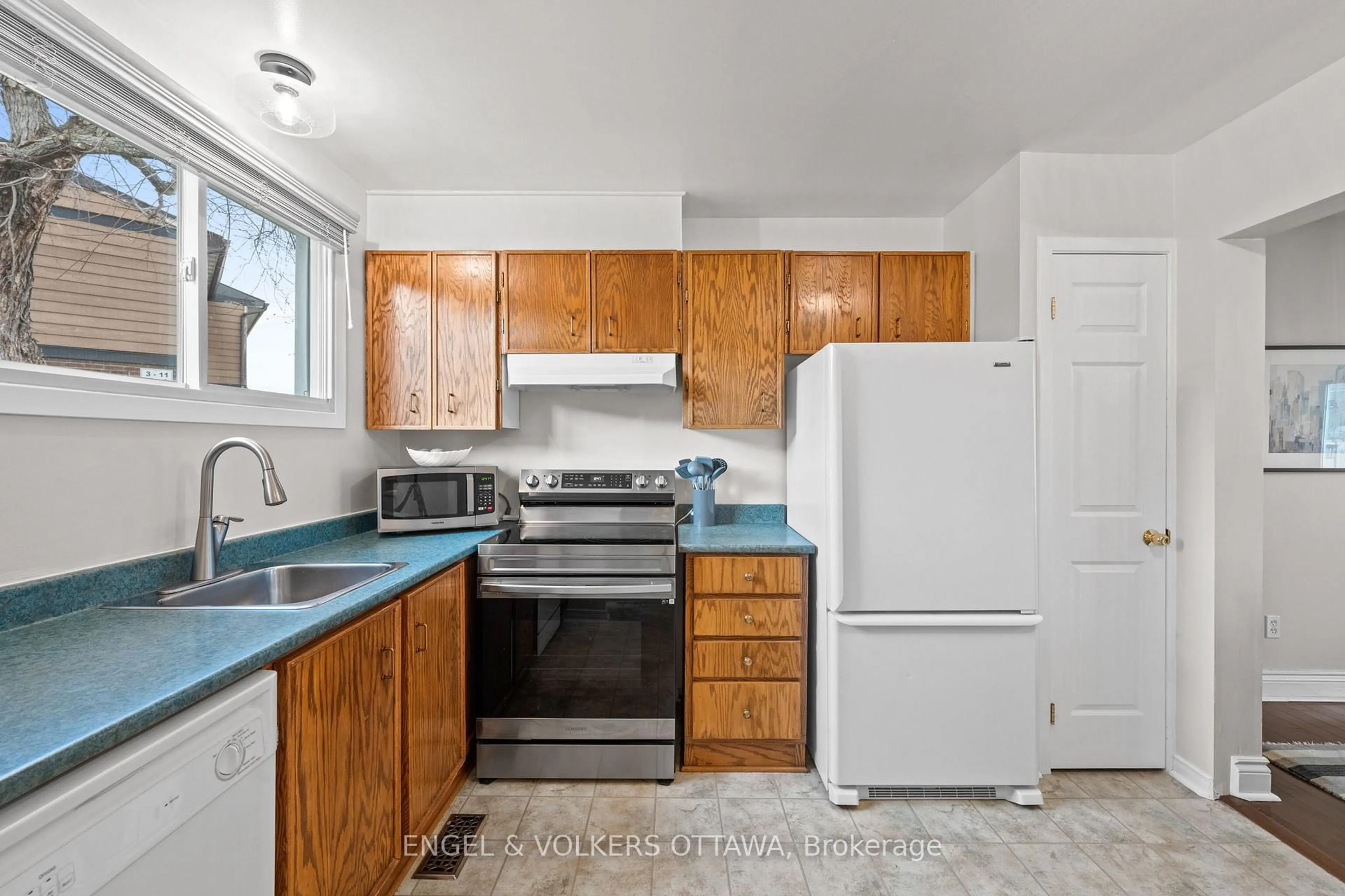 Standard kitchen, ceramic/tile floor for 13 Bellman Dr #5, Ottawa Ontario K2H 8S3