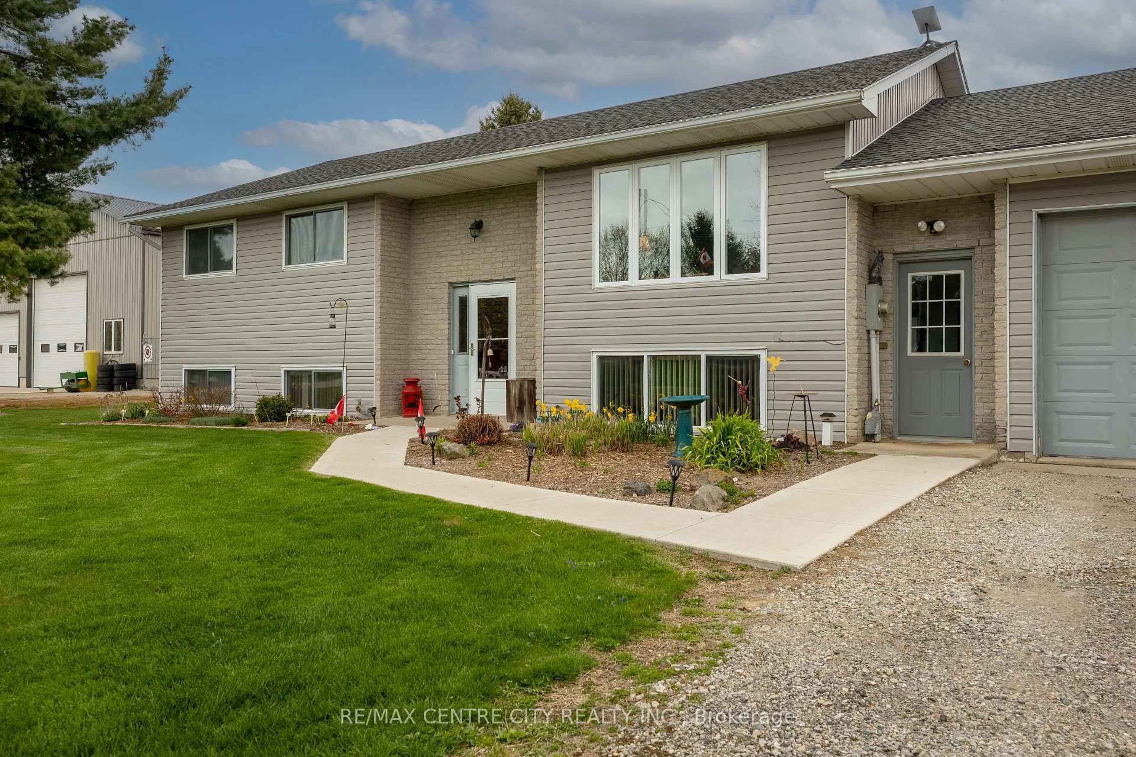Home with vinyl exterior material, street for 49464 Nova Scotia Line, Malahide Ontario N5H 2R2