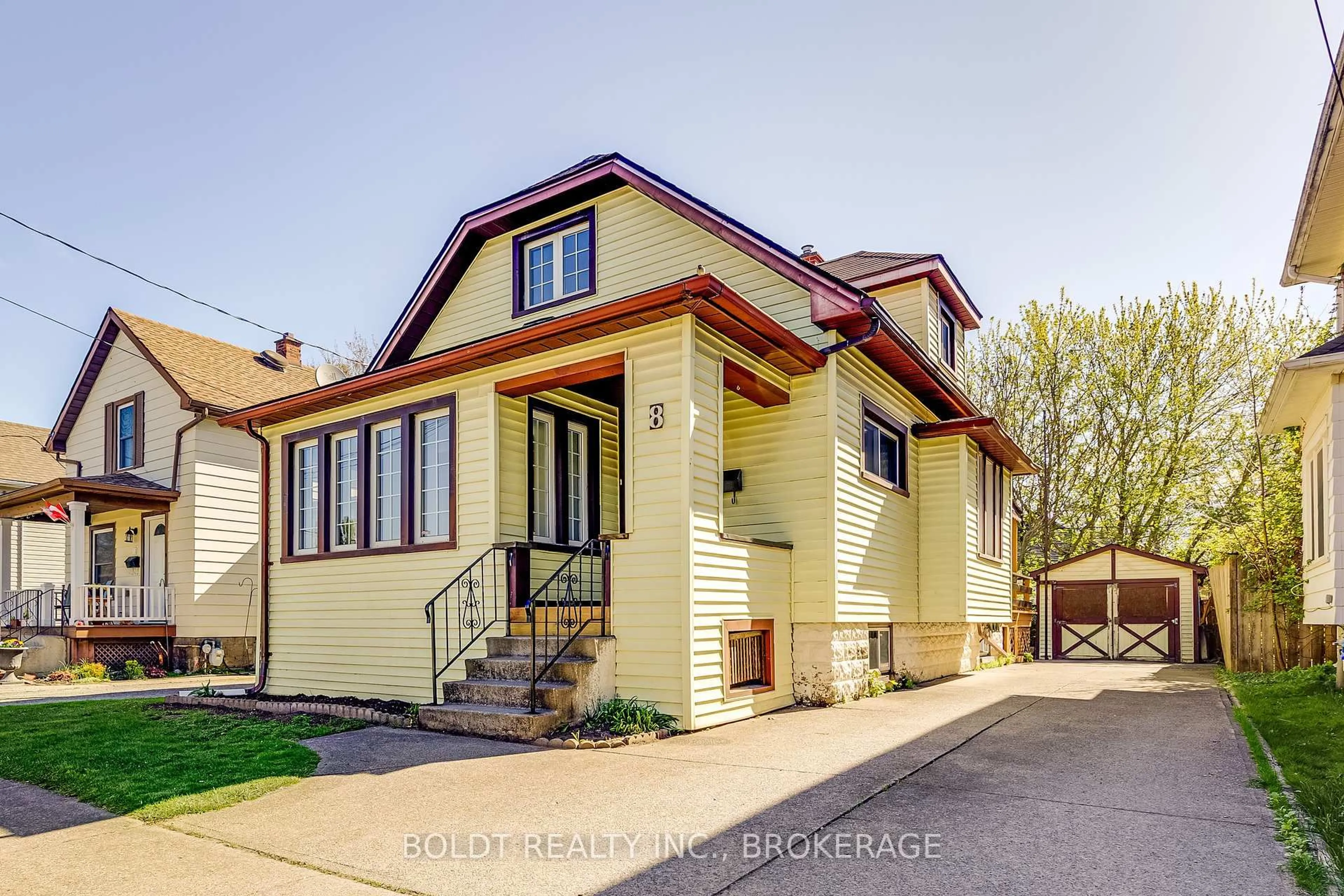 Home with vinyl exterior material, street for 8 Chelsea St, St. Catharines Ontario L2P 3B8