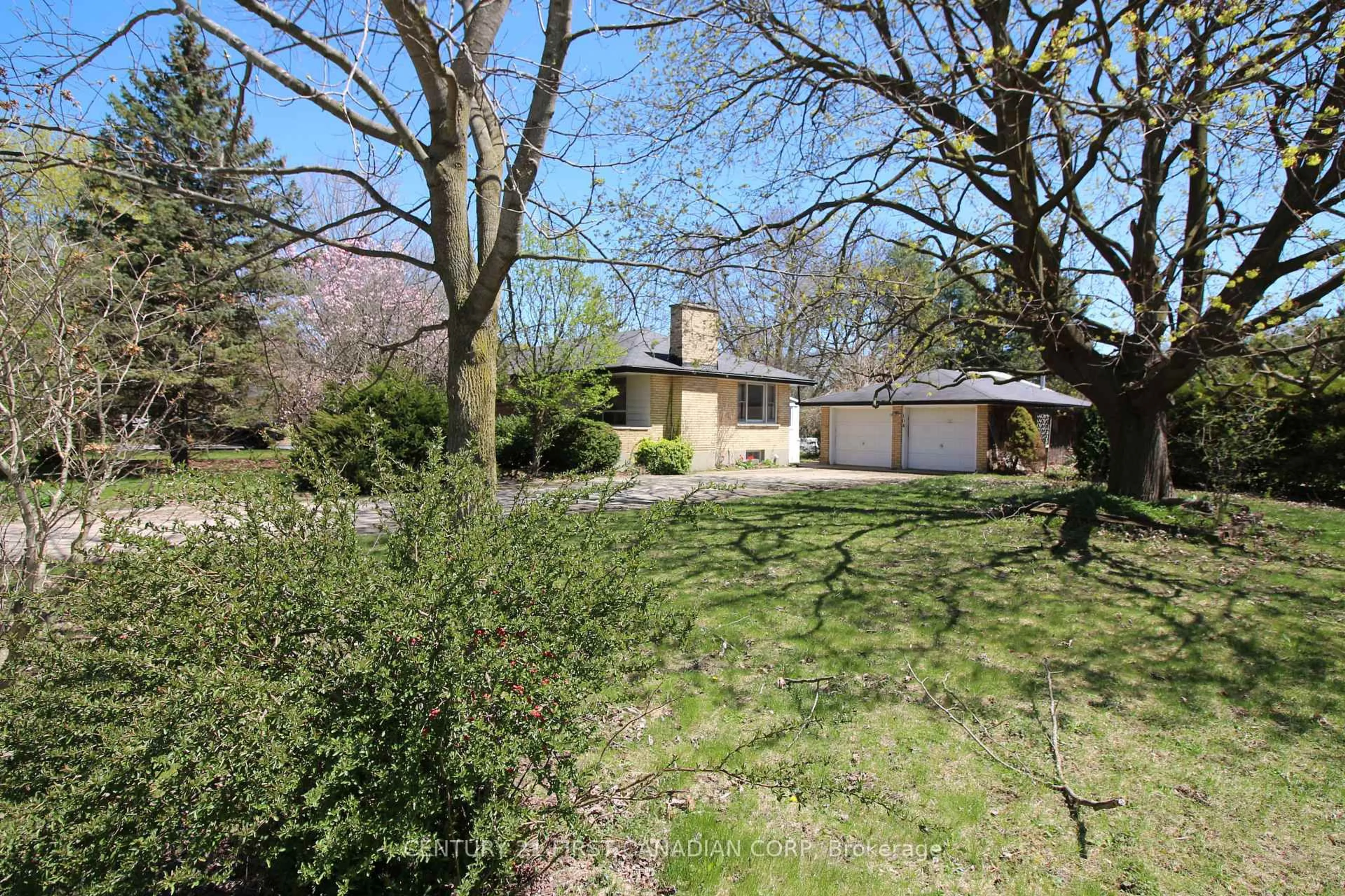 A pic from outside/outdoor area/front of a property/back of a property/a pic from drone, street for 104 Simcoe Ave, Middlesex Centre Ontario N0L 1R0