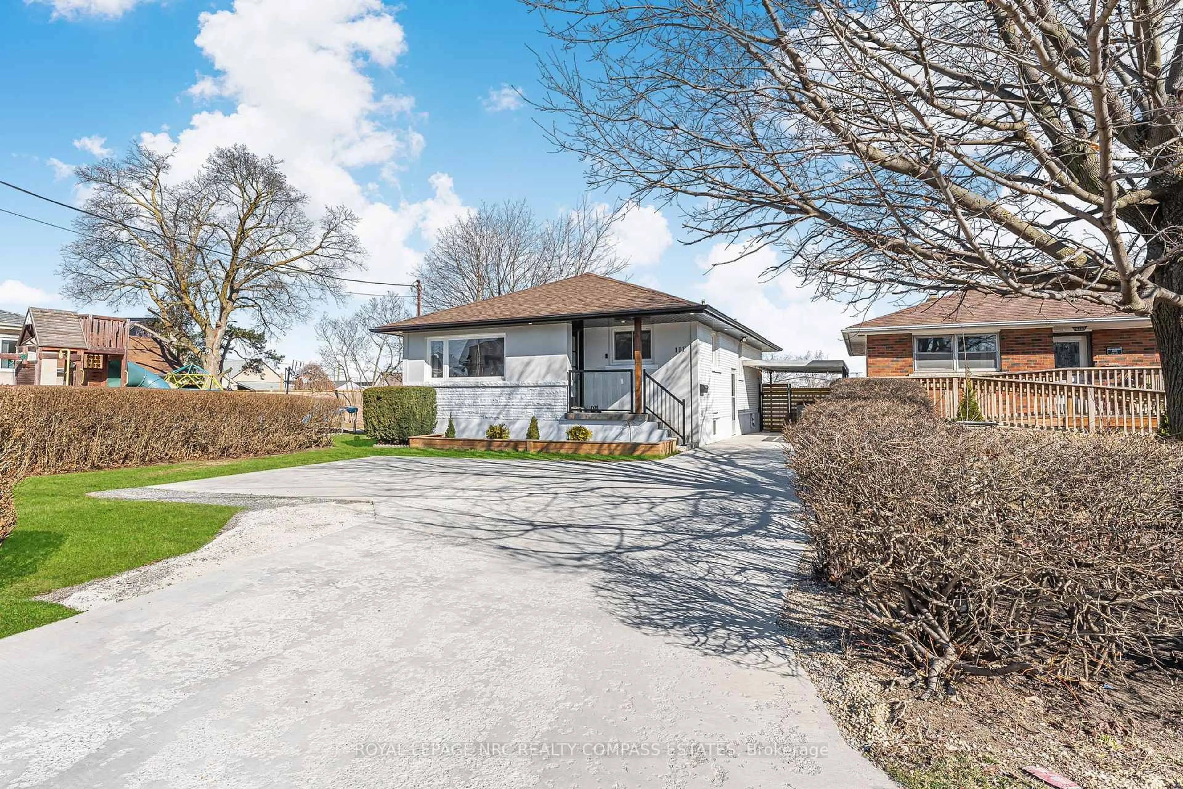 A pic from outside/outdoor area/front of a property/back of a property/a pic from drone, street for 111 Eastchester Ave, St. Catharines Ontario L2P 2Y9