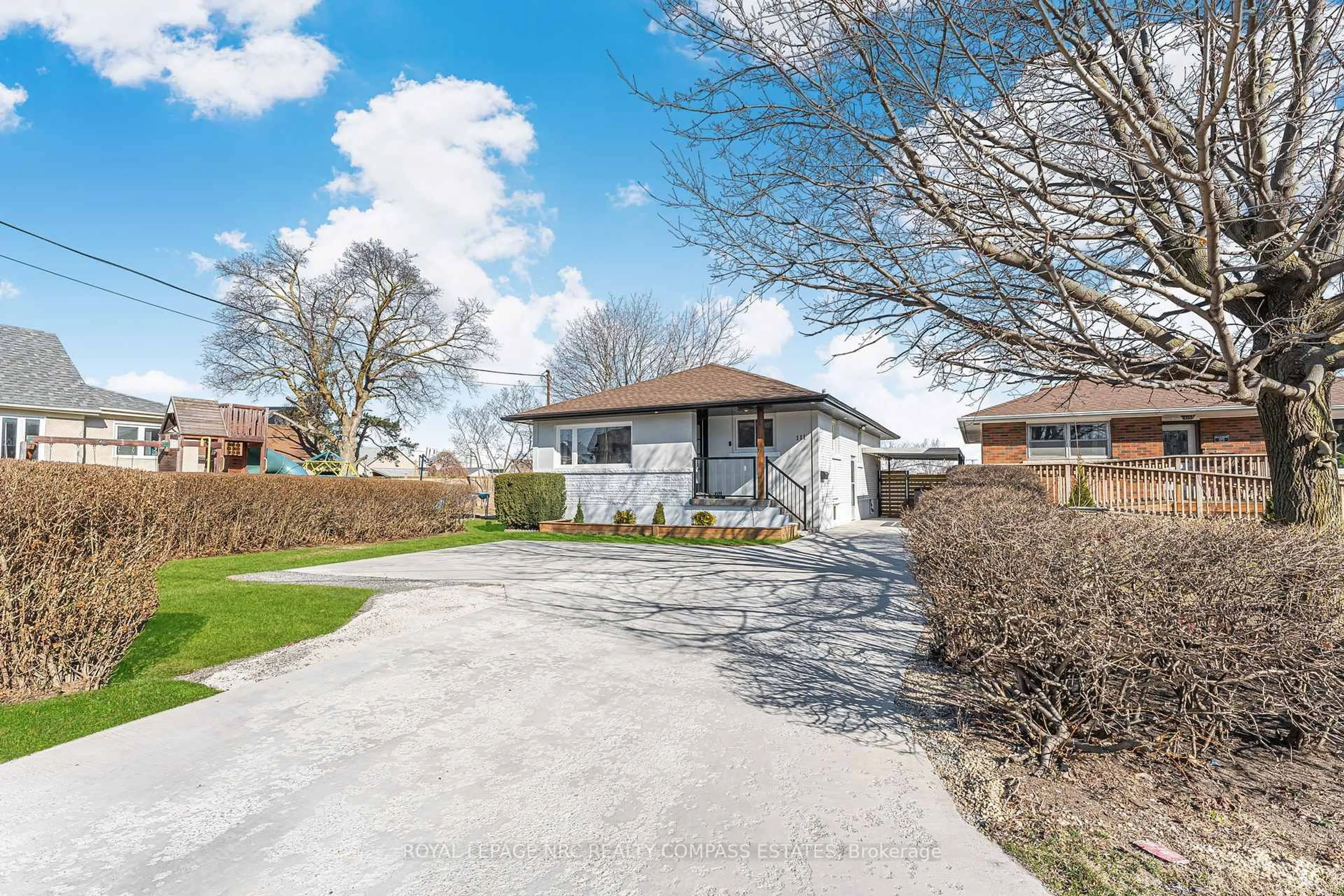 A pic from outside/outdoor area/front of a property/back of a property/a pic from drone, street for 111 Eastchester Ave, St. Catharines Ontario L2P 2Y9