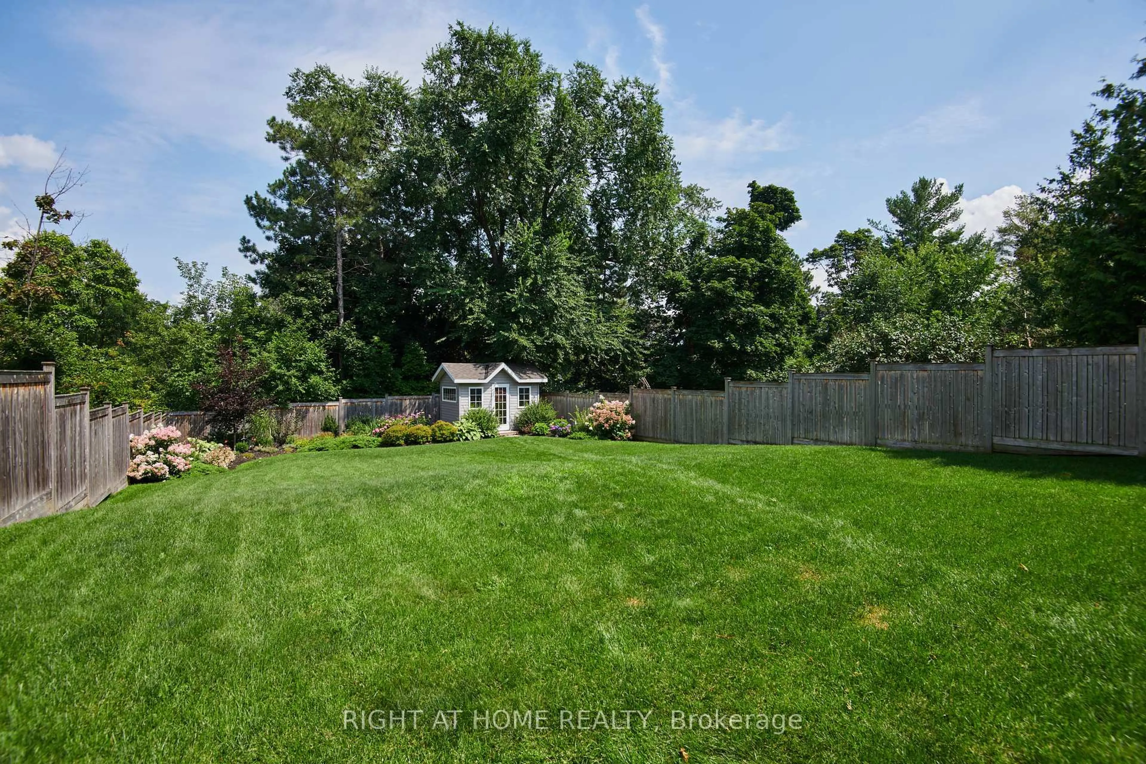 A pic from outside/outdoor area/front of a property/back of a property/a pic from drone, unknown for 55 Aylen Ave, Ottawa Ontario K2A 3P8