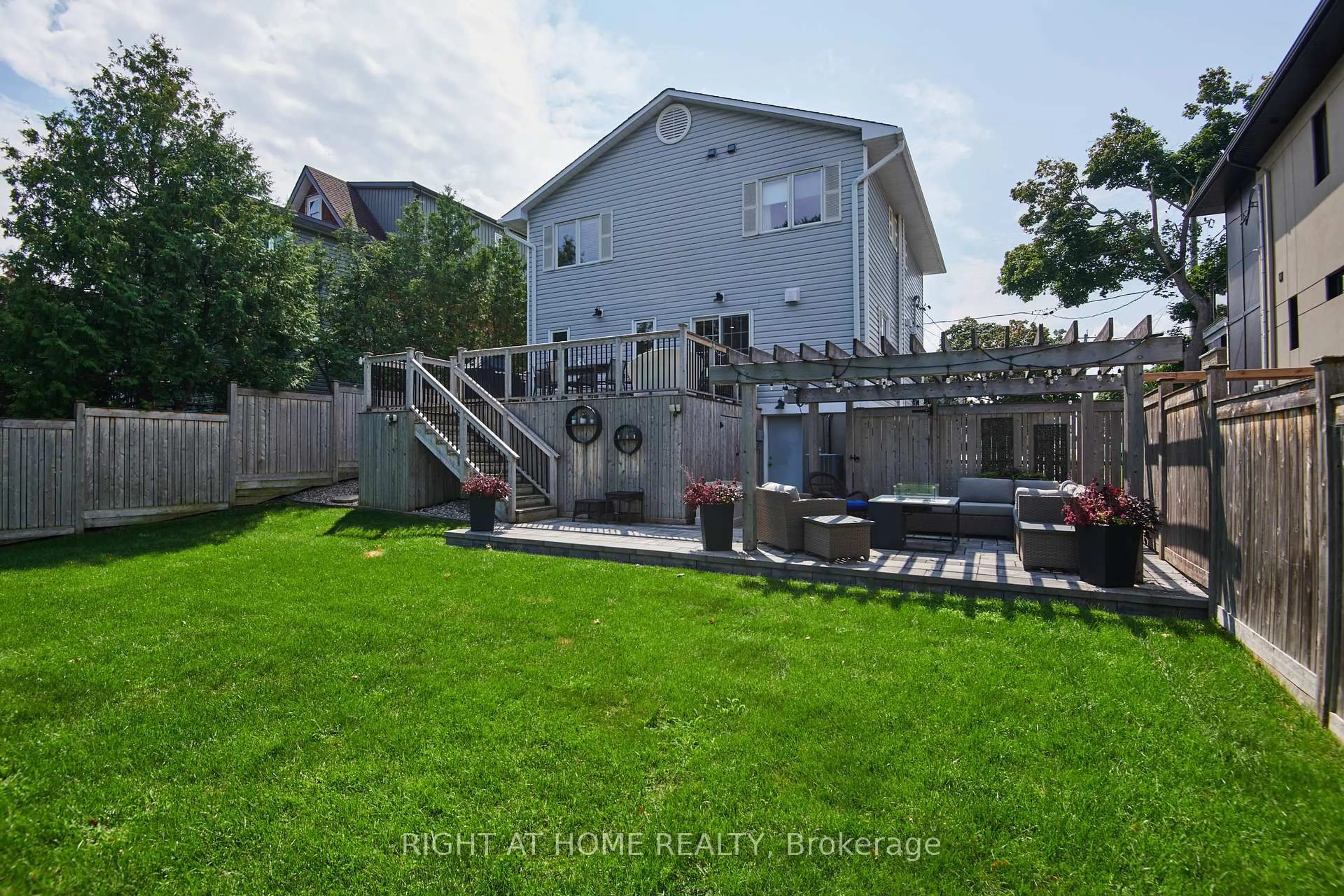 A pic from outside/outdoor area/front of a property/back of a property/a pic from drone, unknown for 55 Aylen Ave, Ottawa Ontario K2A 3P8