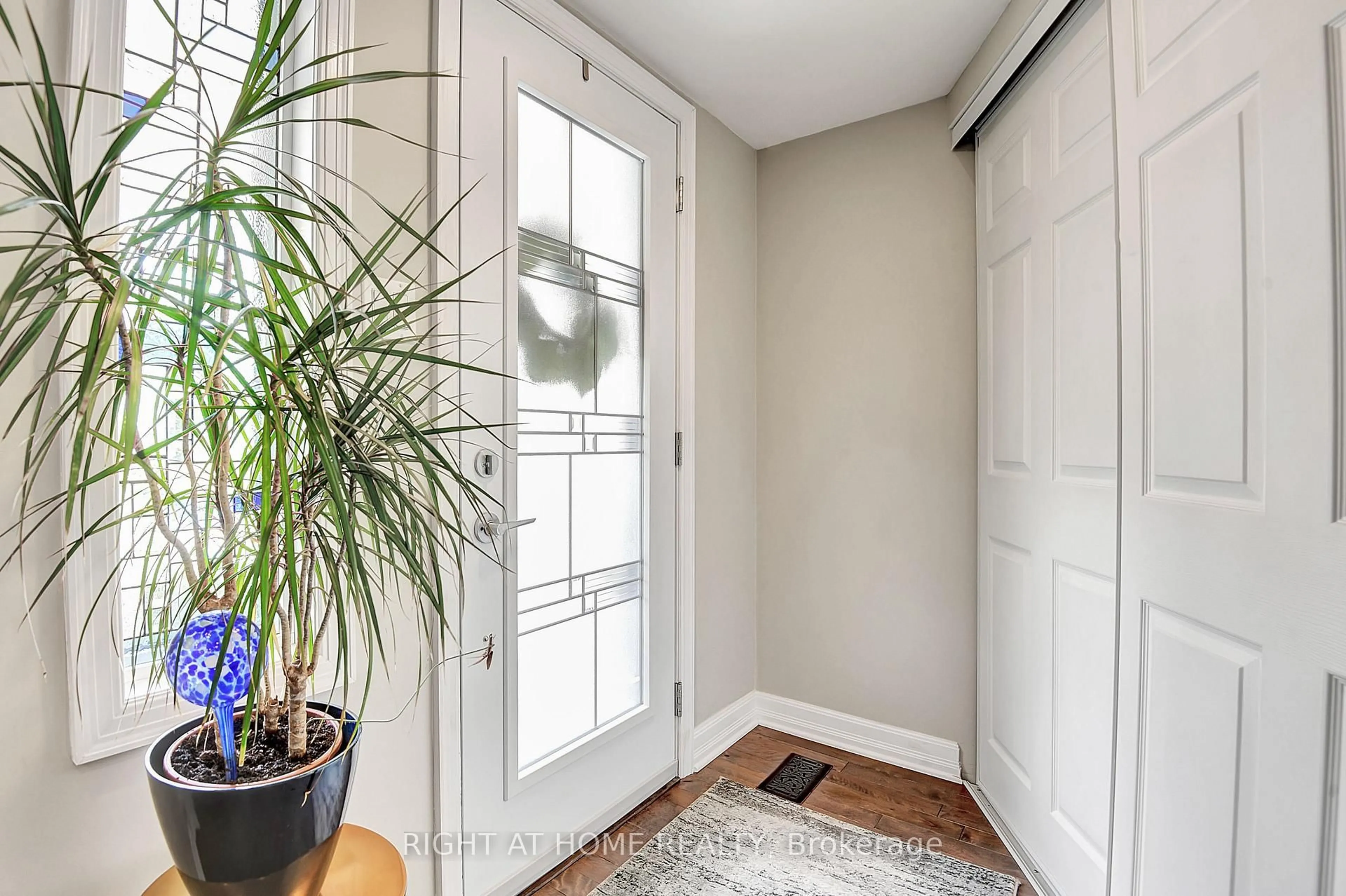 Indoor entryway for 55 Aylen Ave, Ottawa Ontario K2A 3P8