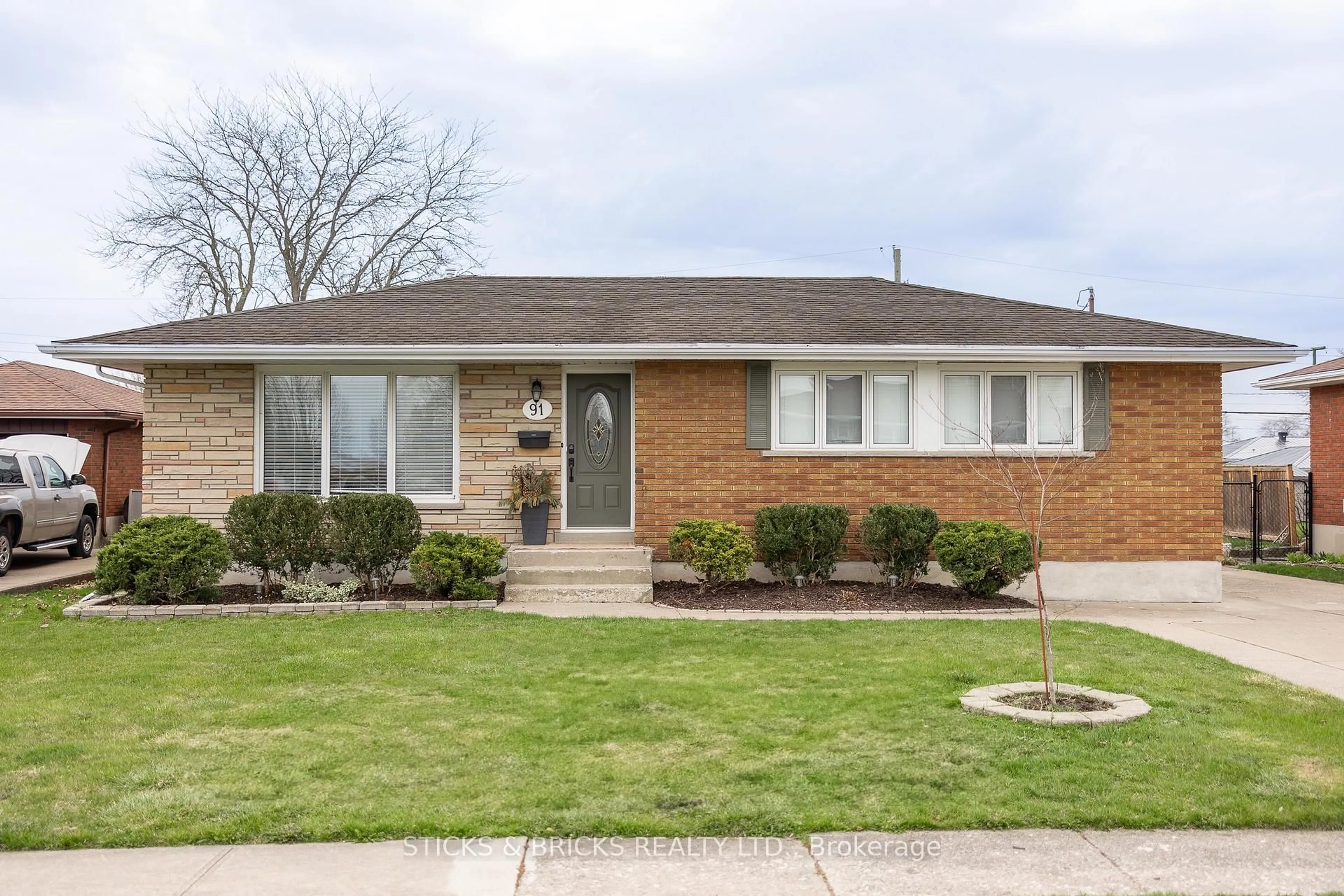 Home with brick exterior material, street for 91 Elgin St, Thorold Ontario L2V 3B8