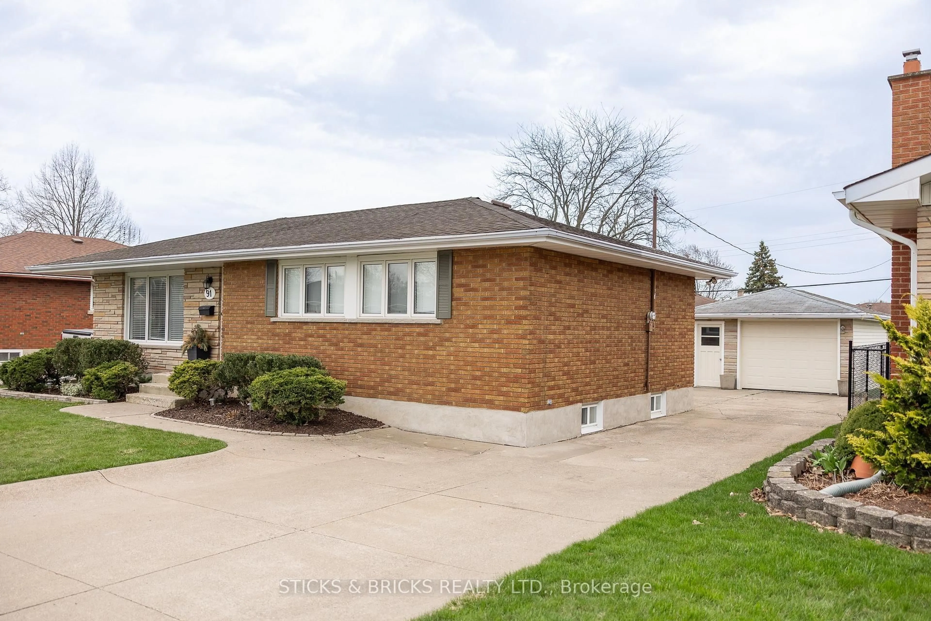 Home with brick exterior material, street for 91 Elgin St, Thorold Ontario L2V 3B8