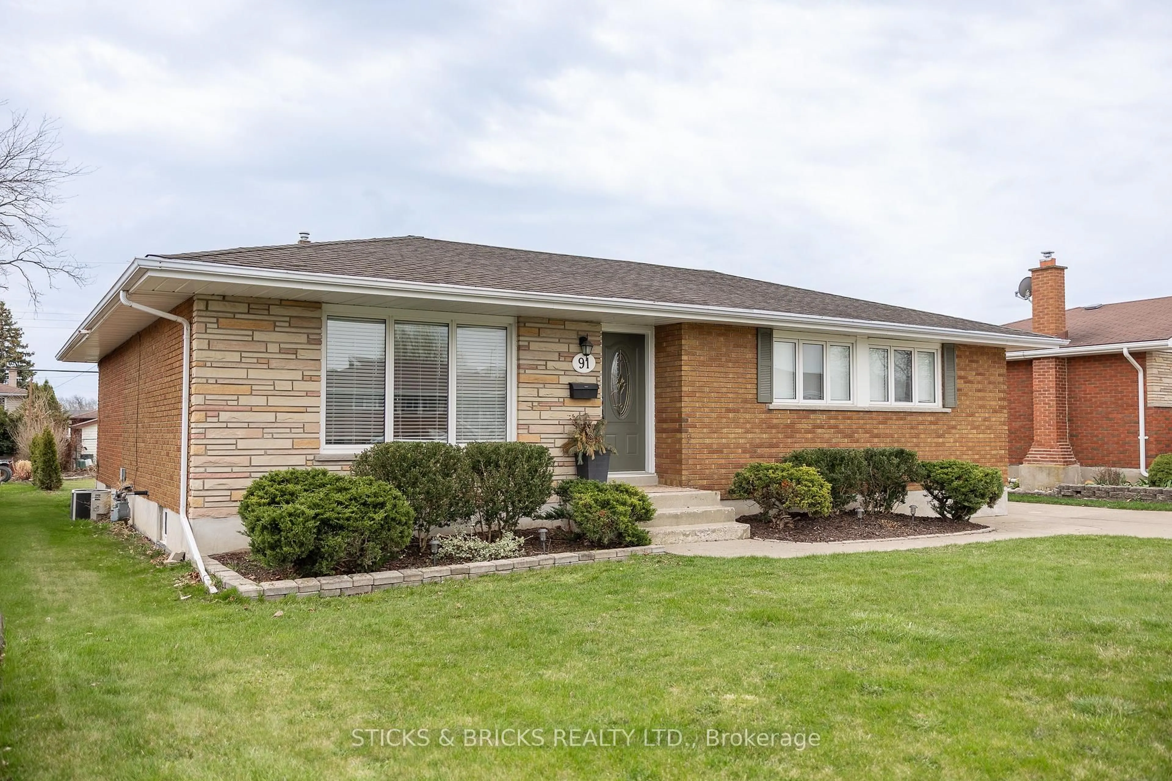 Home with brick exterior material, street for 91 Elgin St, Thorold Ontario L2V 3B8