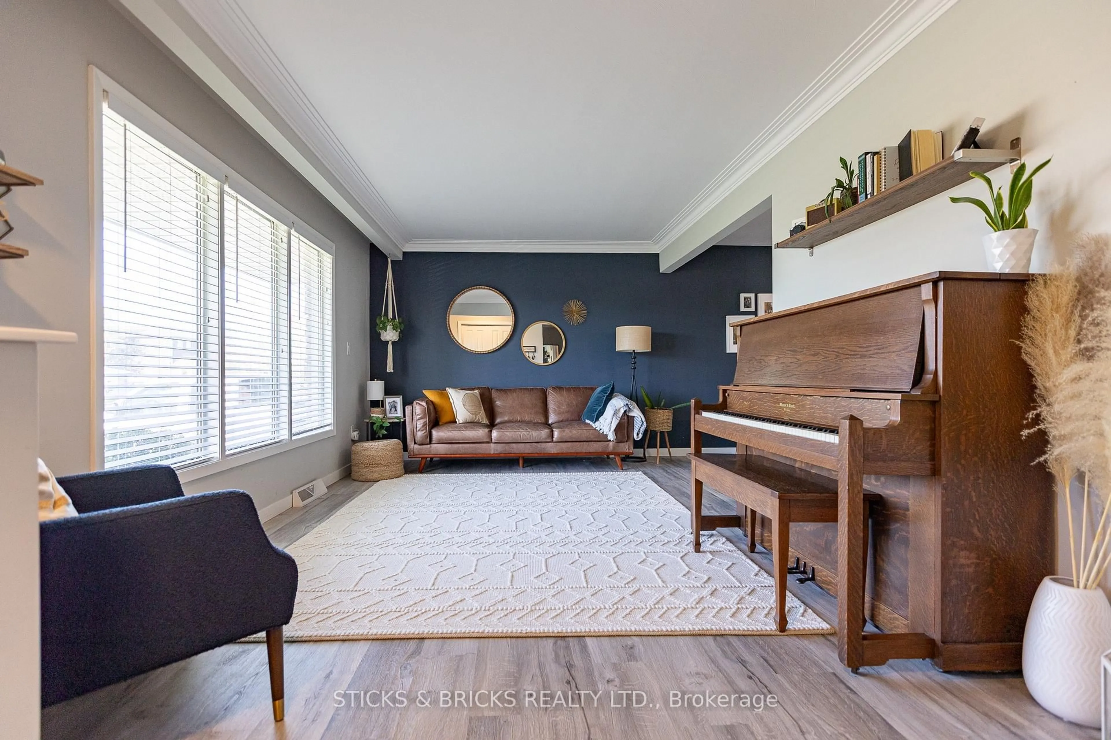 Living room with furniture, unknown for 91 Elgin St, Thorold Ontario L2V 3B8