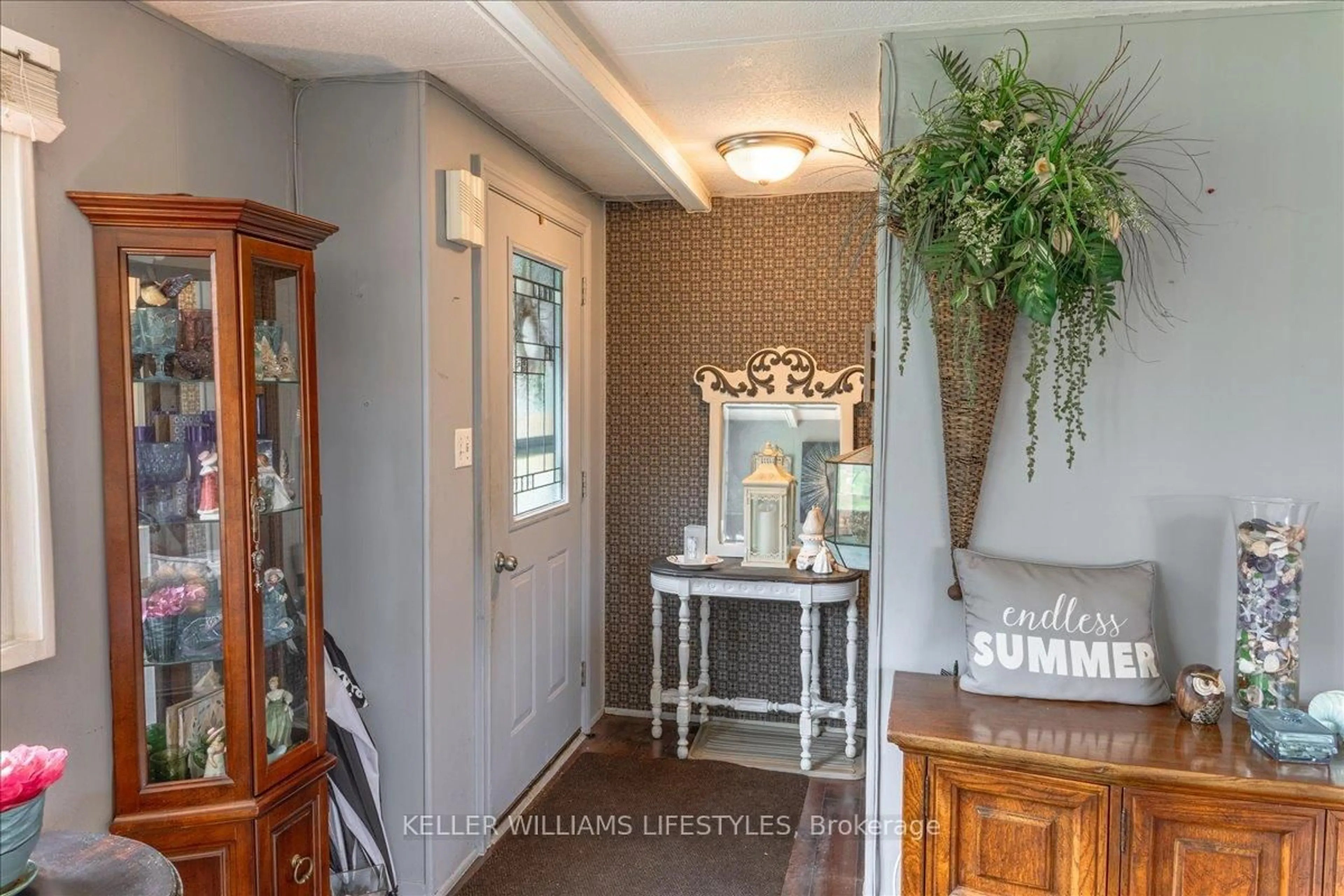 Indoor entryway for 244 SOUTHWIND Crt, Lambton Shores Ontario N0M 1T0