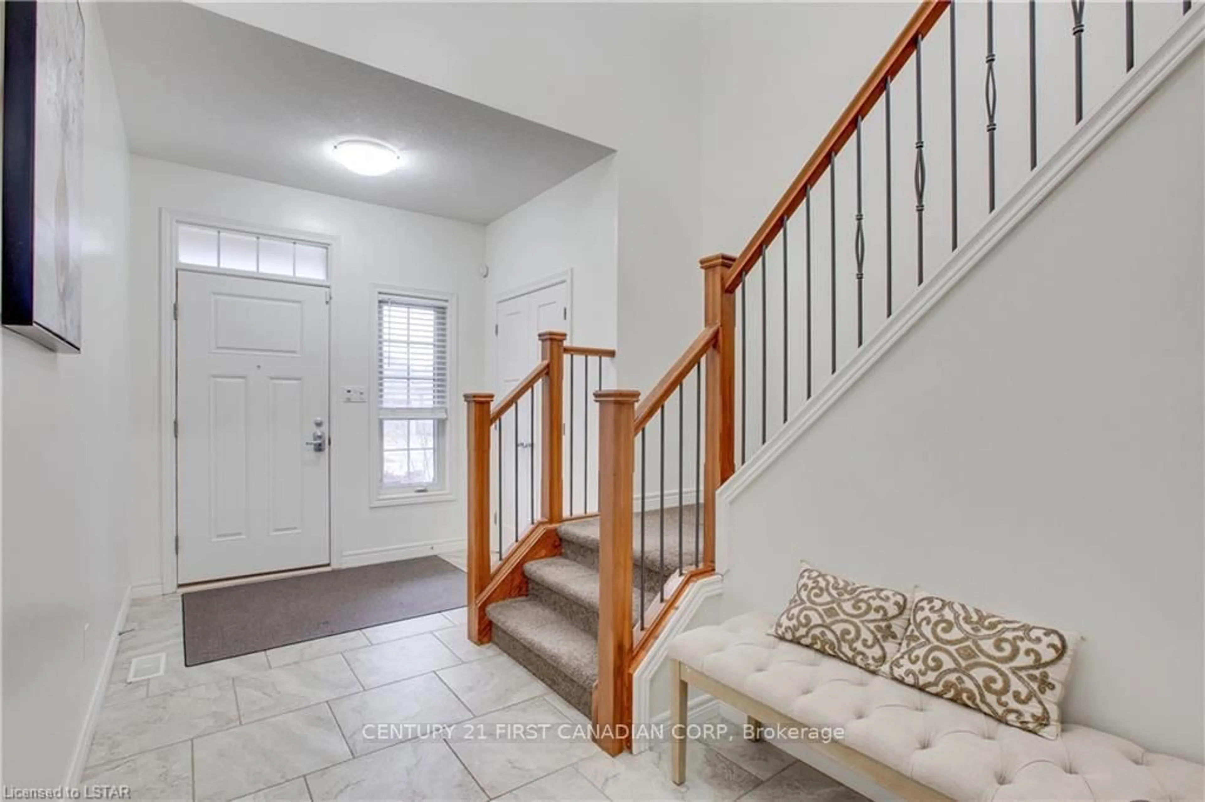 Indoor entryway for 3380 Jinnies Way, London South Ontario N6L 0B8