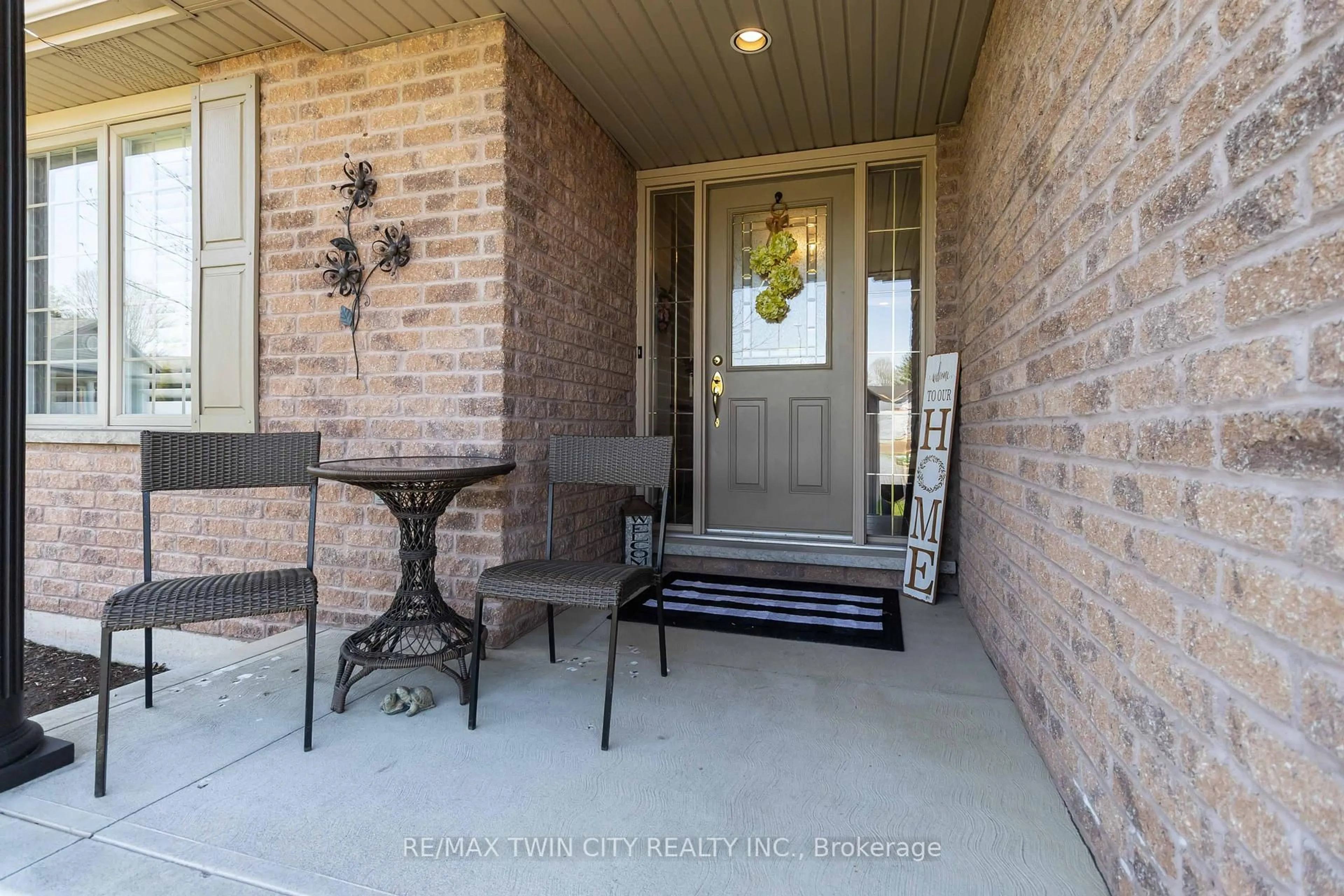 Indoor entryway for 9 Greeneagle Dr, Tillsonburg Ontario N4G 5V6