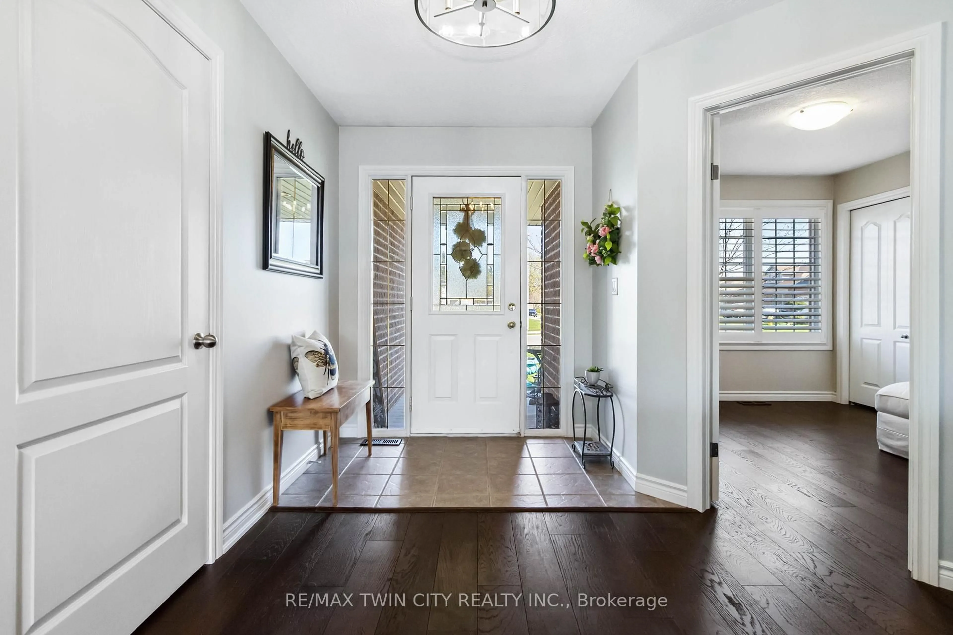 Indoor entryway for 9 Greeneagle Dr, Tillsonburg Ontario N4G 5V6
