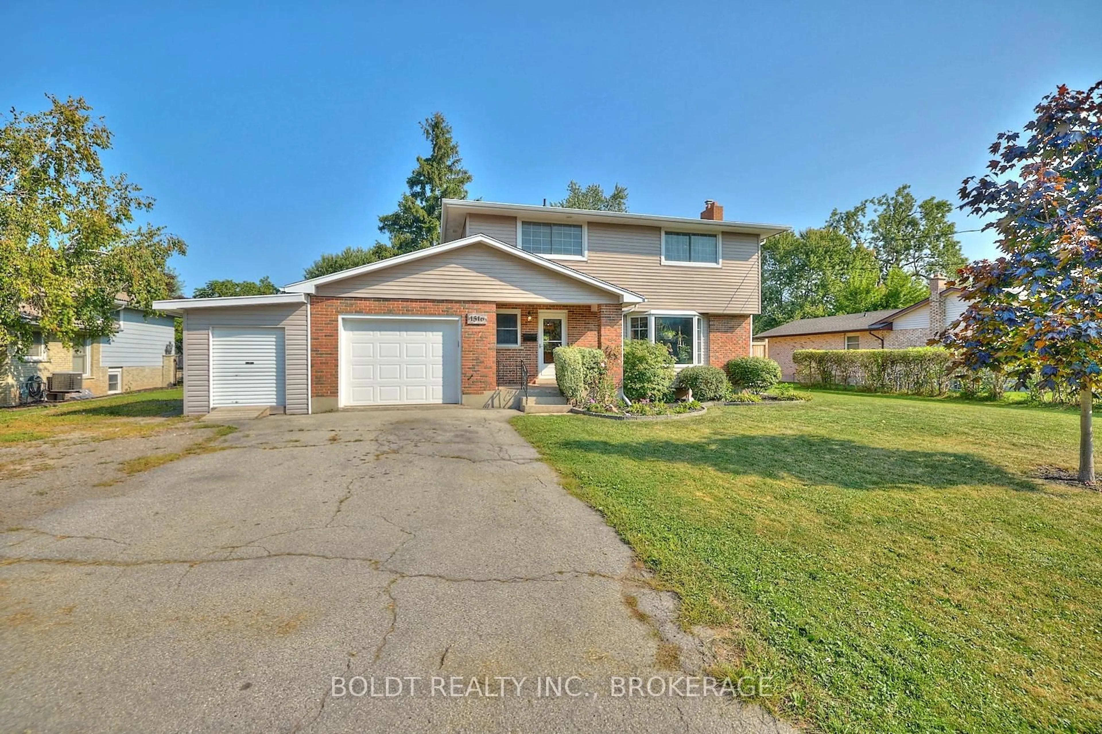 A pic from outside/outdoor area/front of a property/back of a property/a pic from drone, street for 1516 GARRISON Rd, Fort Erie Ontario L2A 1P6