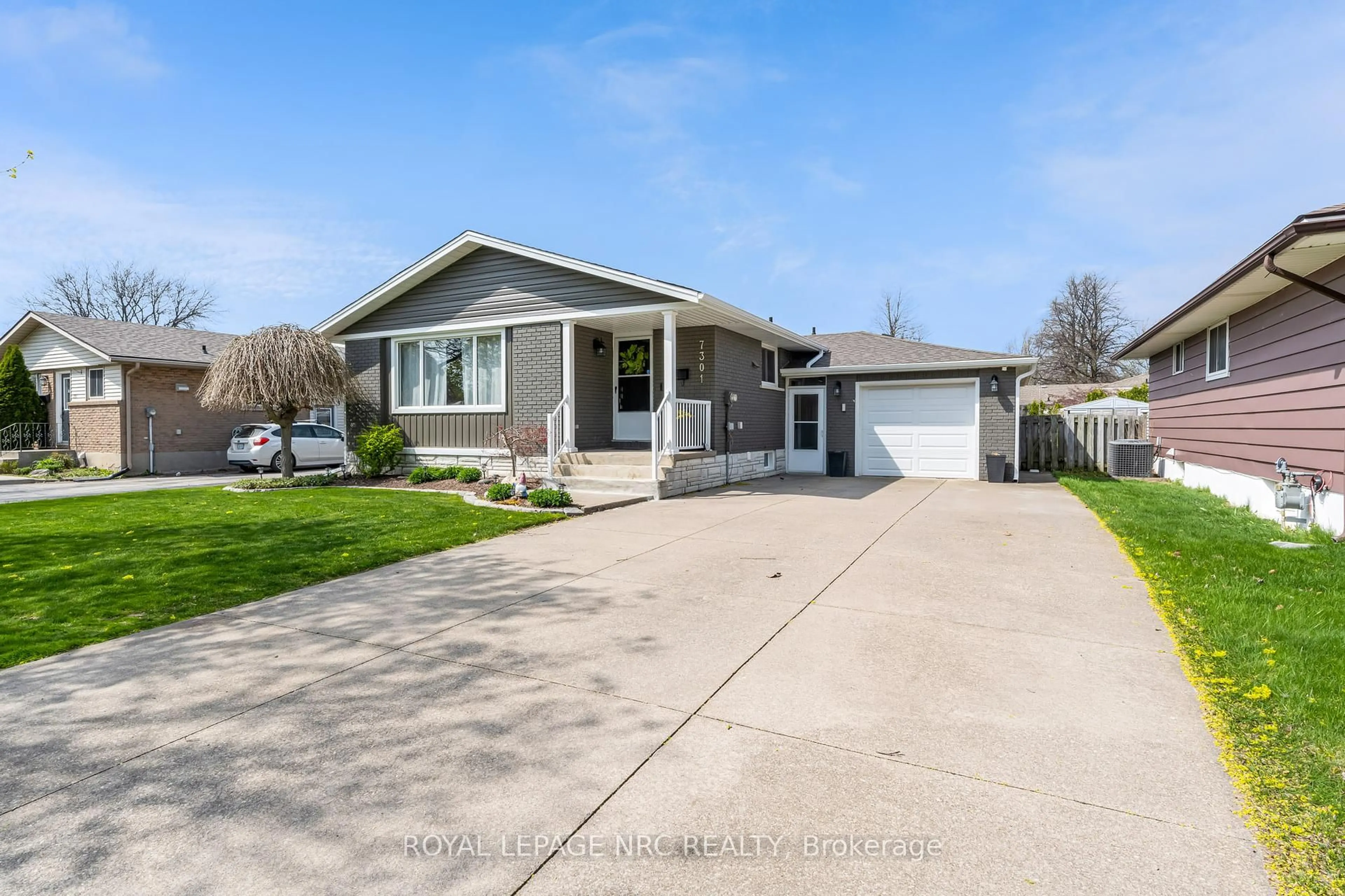 Home with vinyl exterior material, street for 7301 North Dorset Pl, Niagara Falls Ontario L2J 3T3
