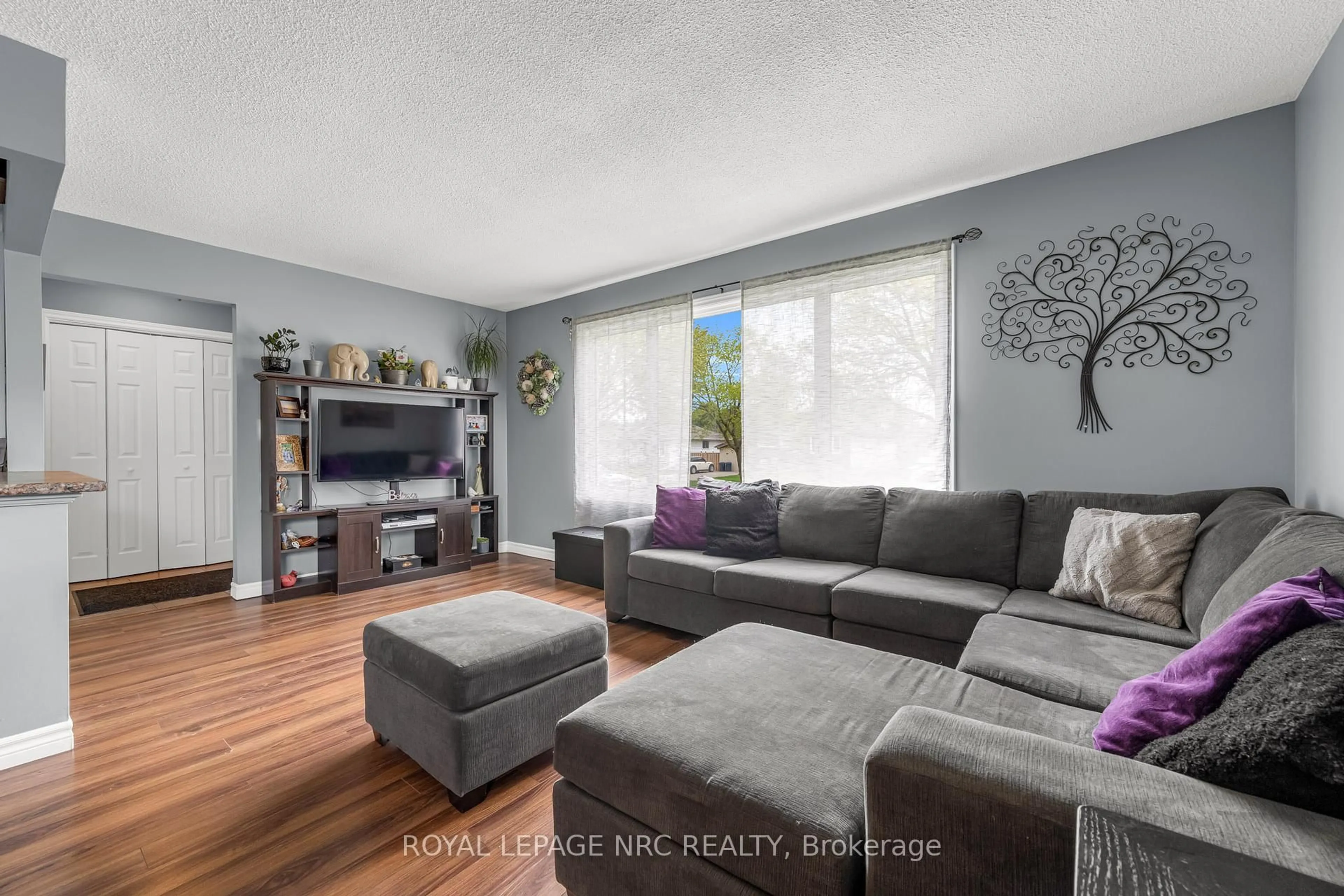 Living room with furniture, wood/laminate floor for 7301 North Dorset Pl, Niagara Falls Ontario L2J 3T3