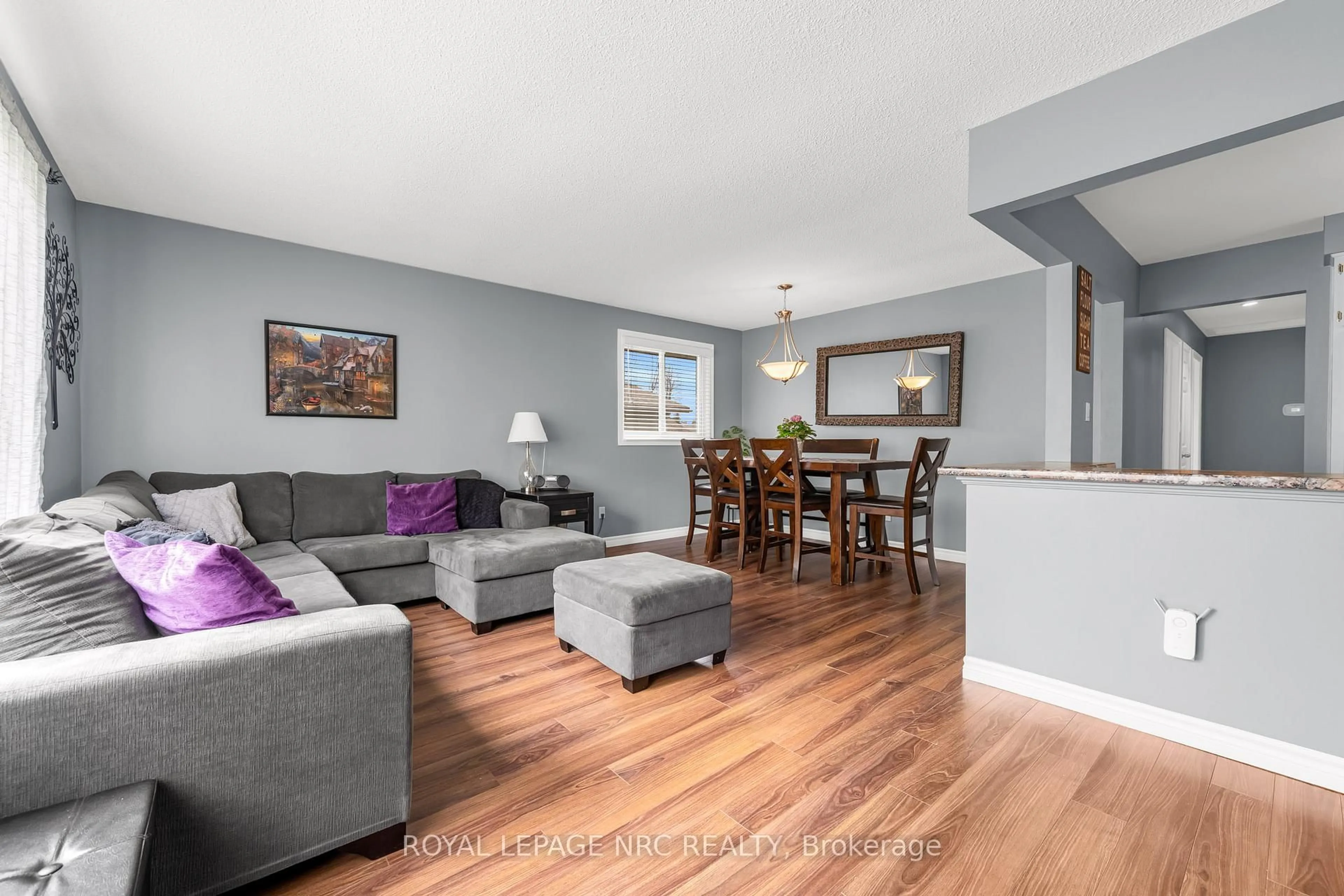 Living room with furniture, wood/laminate floor for 7301 North Dorset Pl, Niagara Falls Ontario L2J 3T3