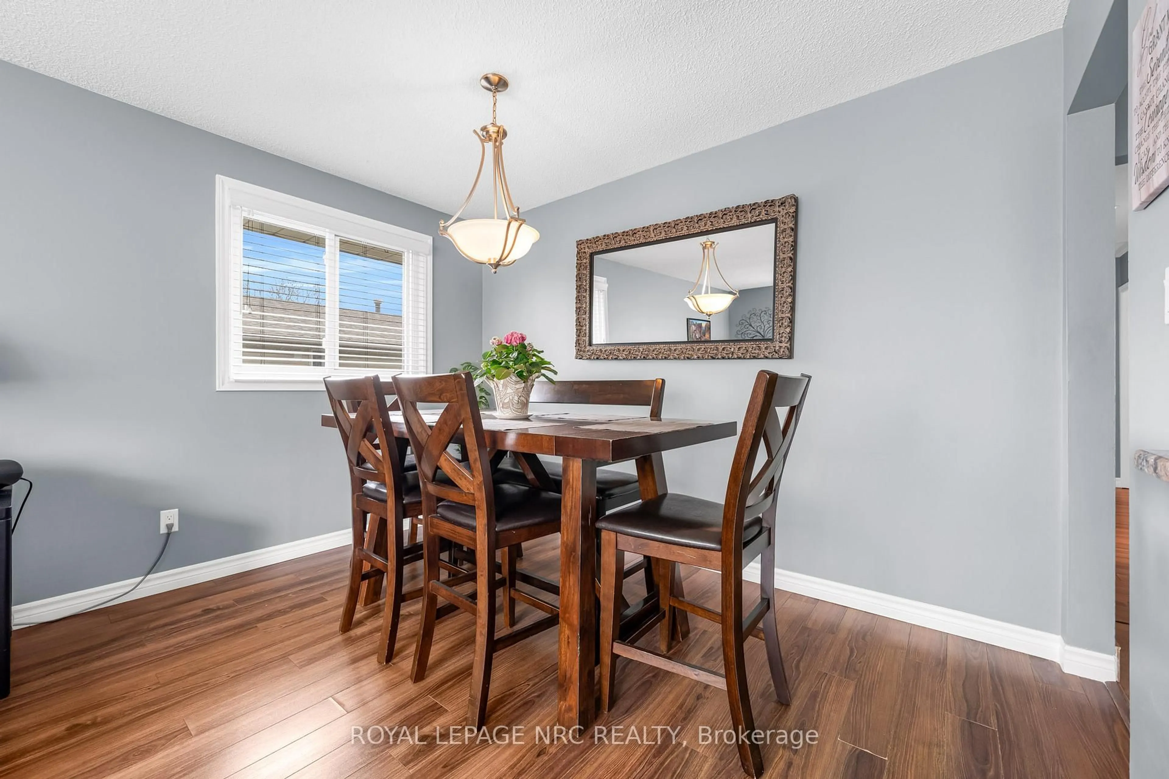 Dining room, wood/laminate floor for 7301 North Dorset Pl, Niagara Falls Ontario L2J 3T3