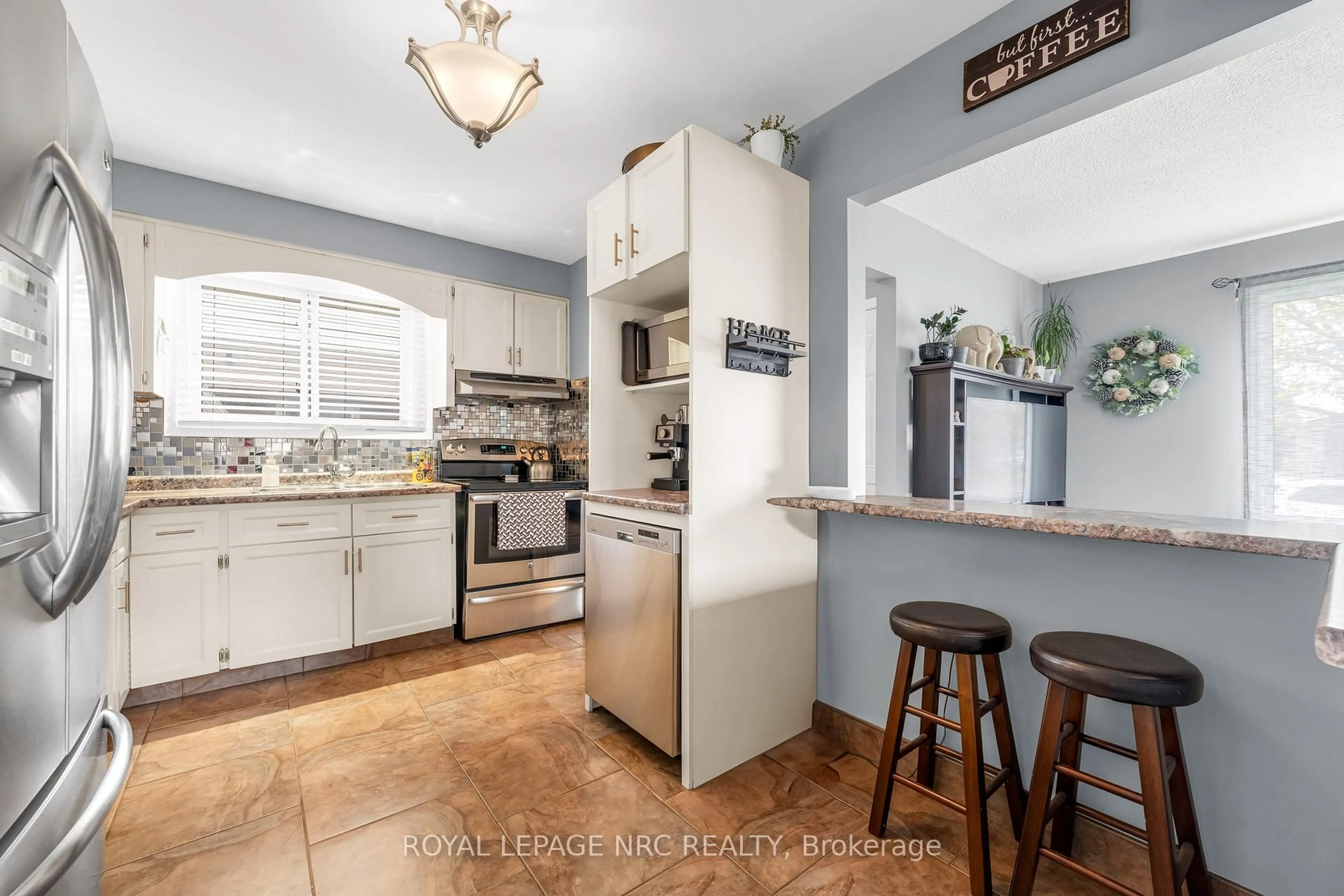 Open concept kitchen, ceramic/tile floor for 7301 North Dorset Pl, Niagara Falls Ontario L2J 3T3