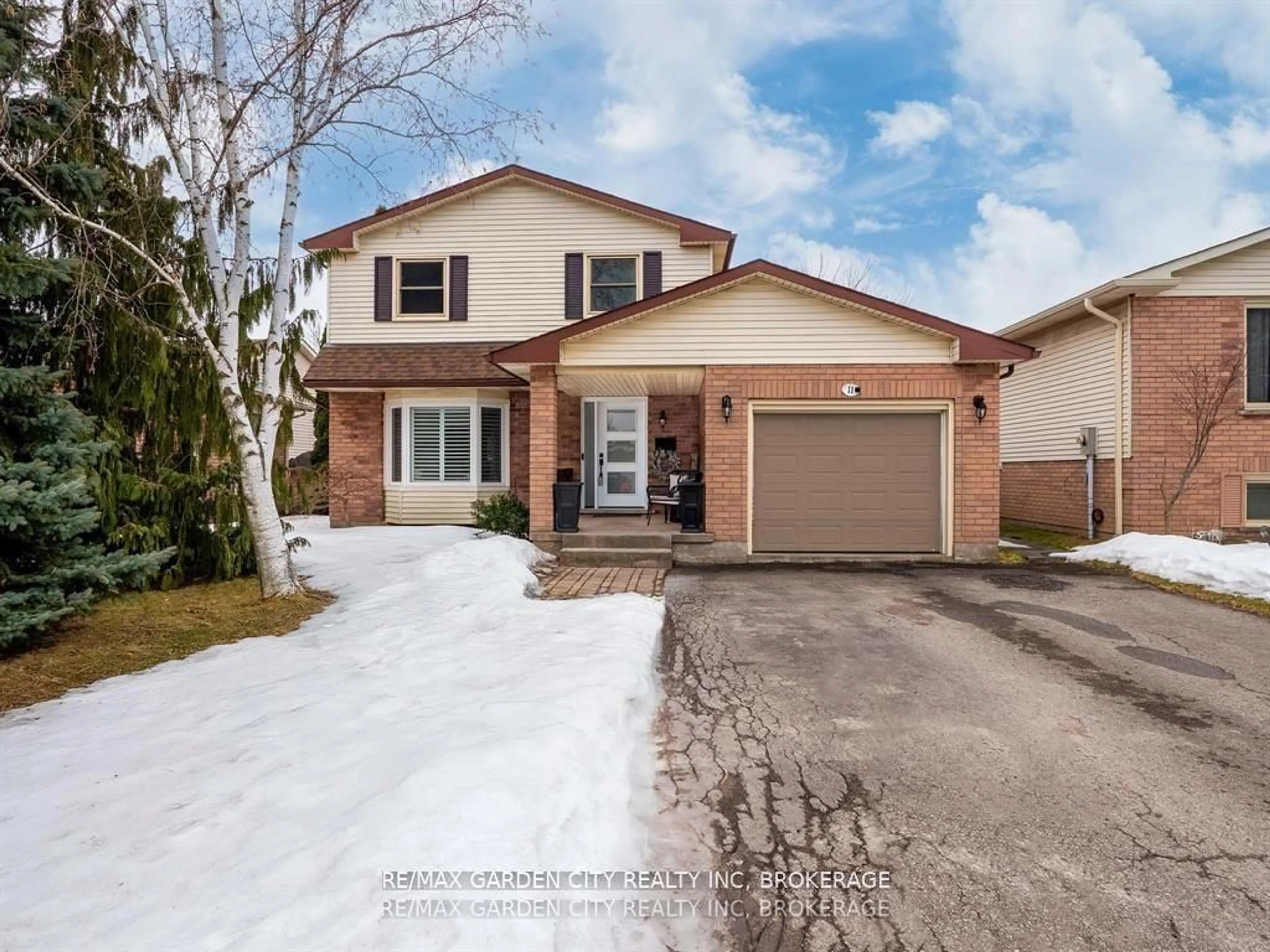 Home with brick exterior material, street for 11 Vintage Cres, St. Catharines Ontario L2S 3C1