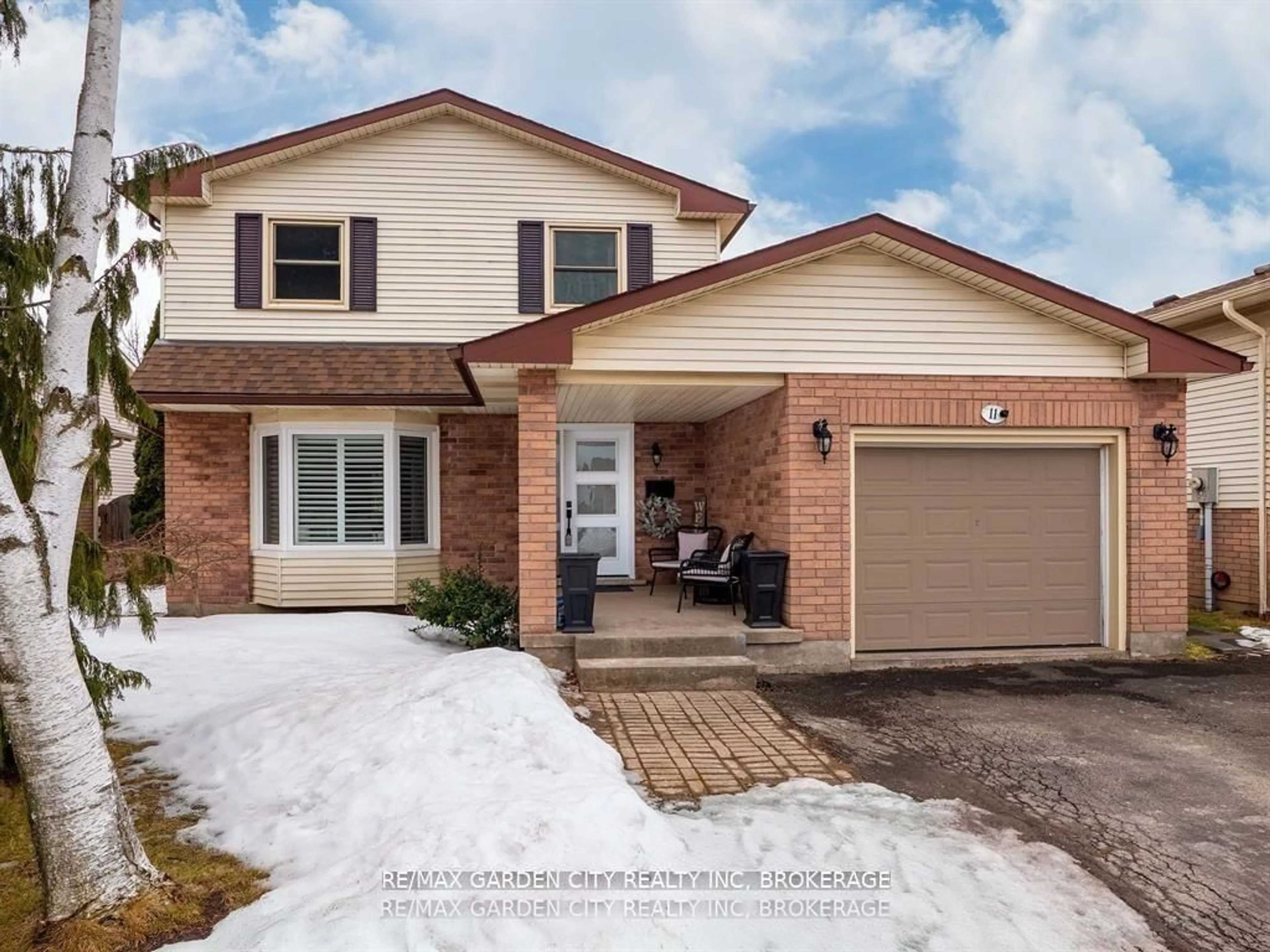 Home with brick exterior material, street for 11 Vintage Cres, St. Catharines Ontario L2S 3C1