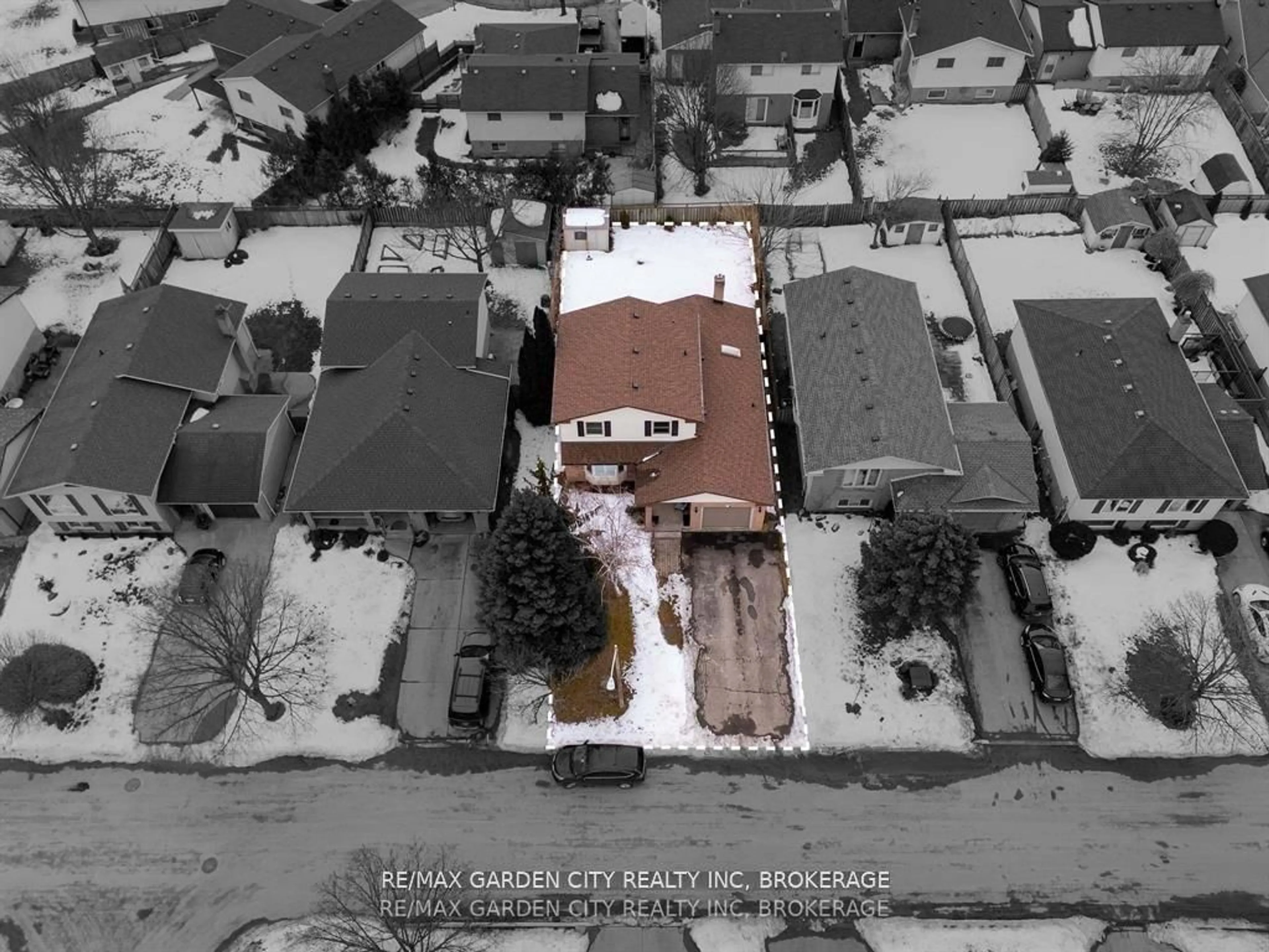 A pic from outside/outdoor area/front of a property/back of a property/a pic from drone, street for 11 Vintage Cres, St. Catharines Ontario L2S 3C1