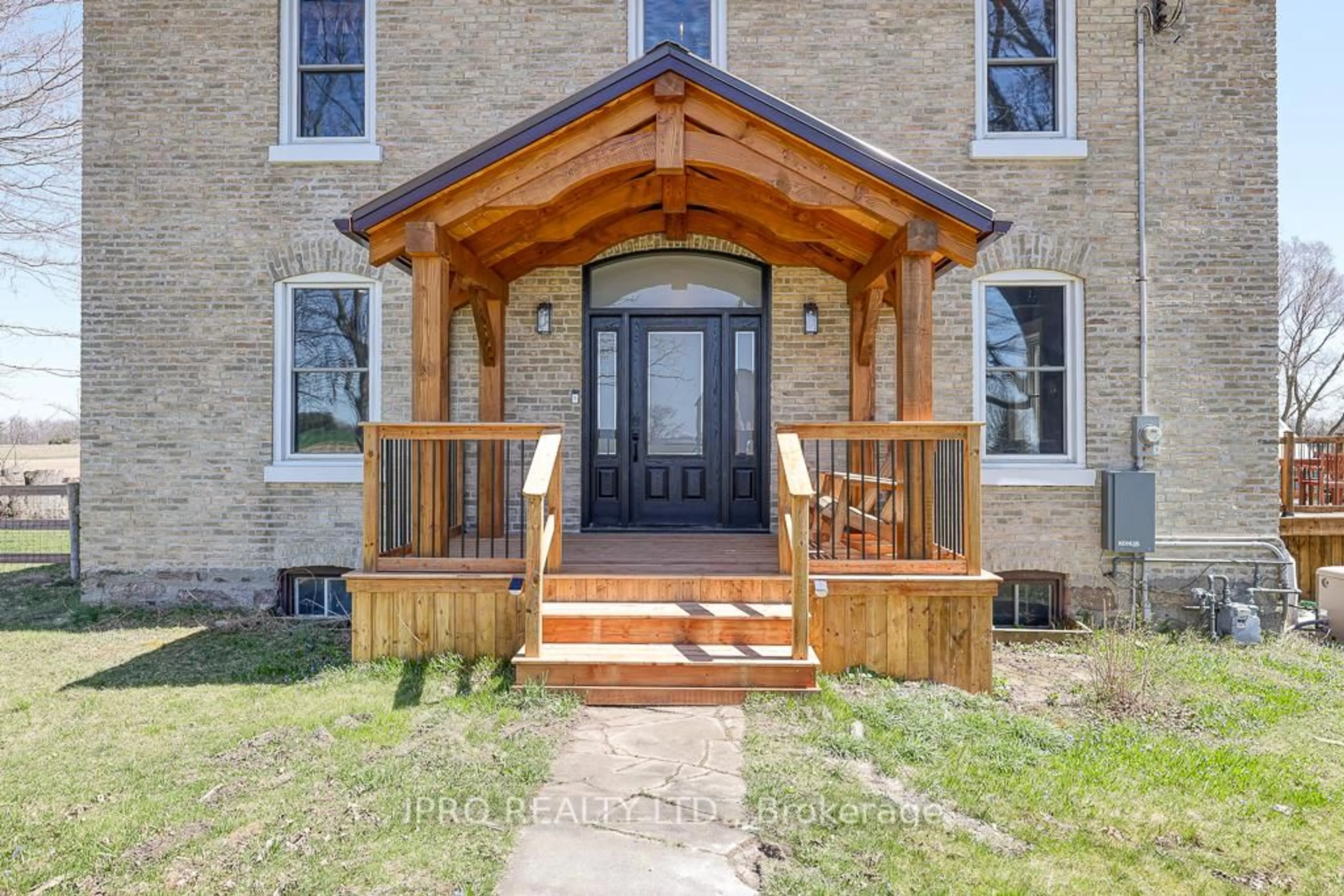 Indoor entryway for 3892 Lewis Rd, Thames Centre Ontario N0L 1V0