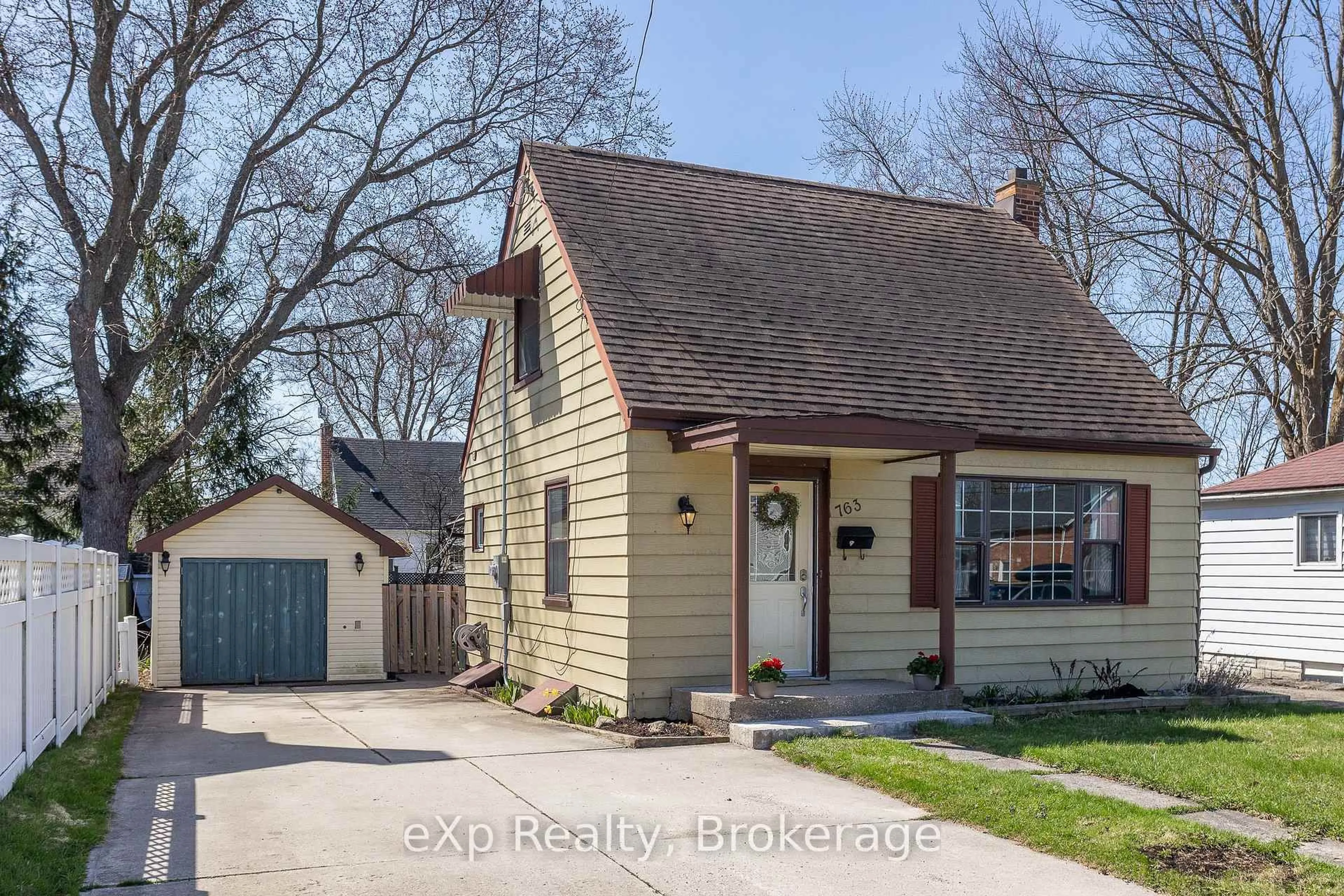 Home with vinyl exterior material, street for 763 6th St, Owen Sound Ontario N4K 1G6
