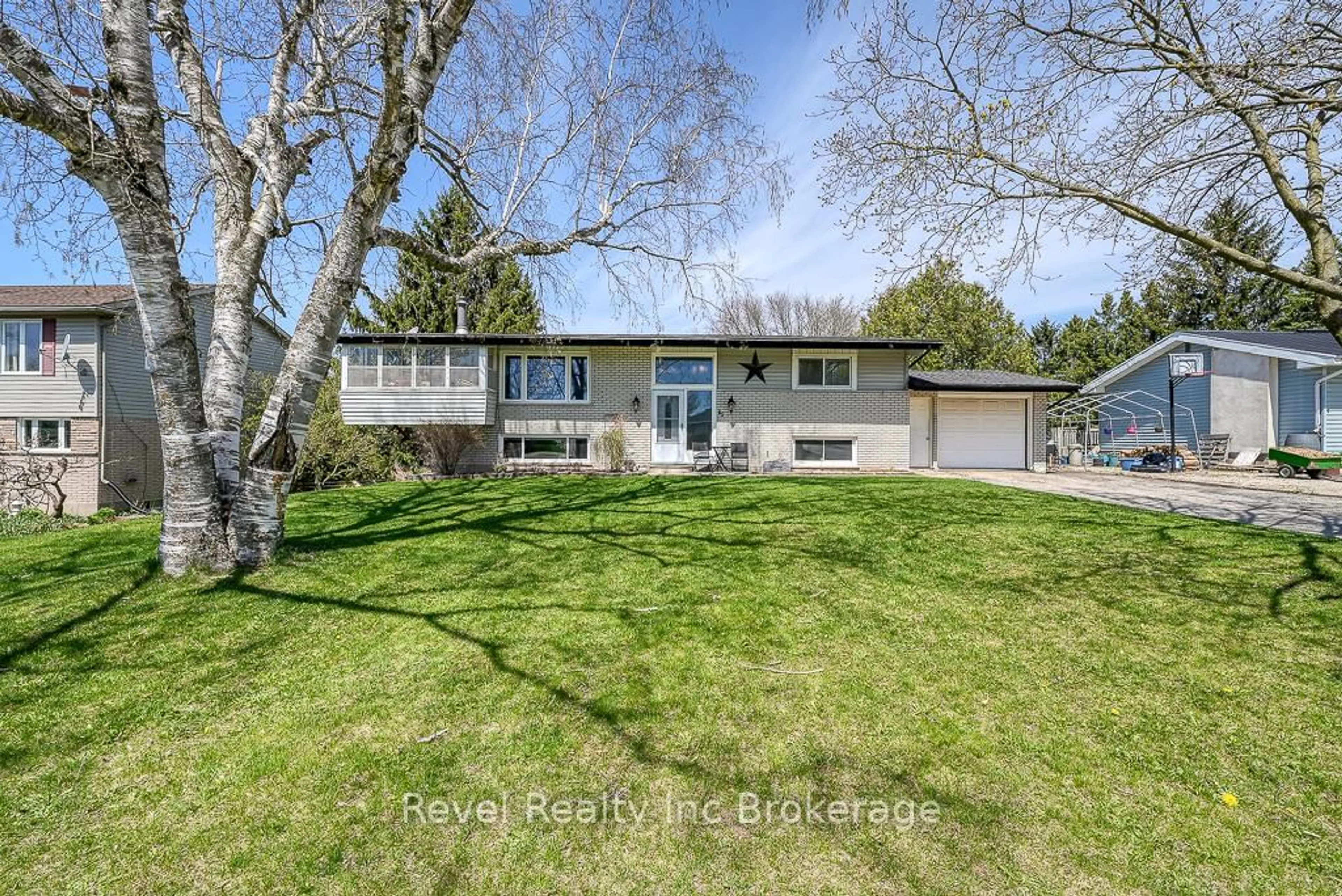 A pic from outside/outdoor area/front of a property/back of a property/a pic from drone, street for 45 Lynn Cres, South-West Oxford Ontario N0J 1A0