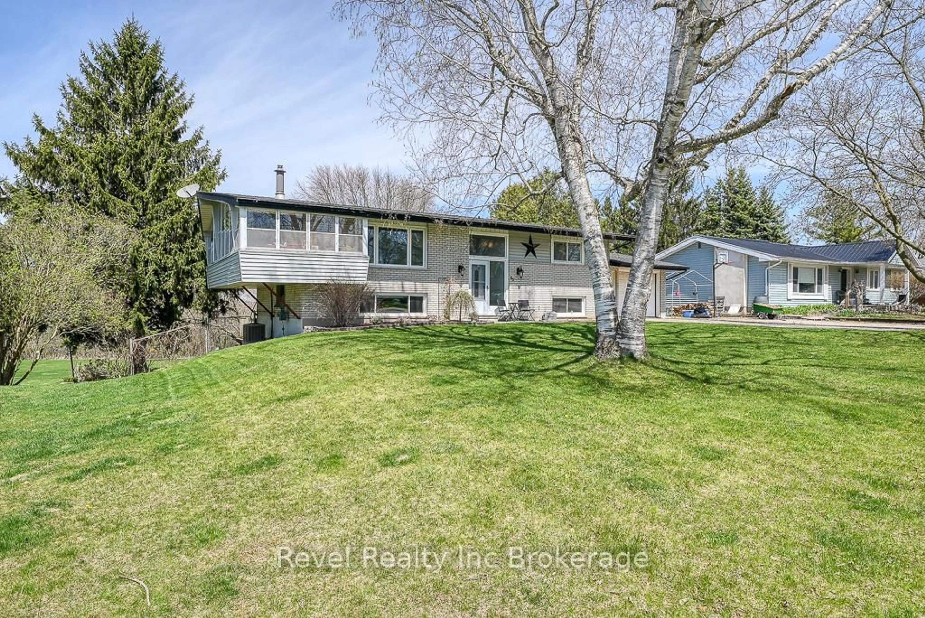 A pic from outside/outdoor area/front of a property/back of a property/a pic from drone, street for 45 Lynn Cres, South-West Oxford Ontario N0J 1A0