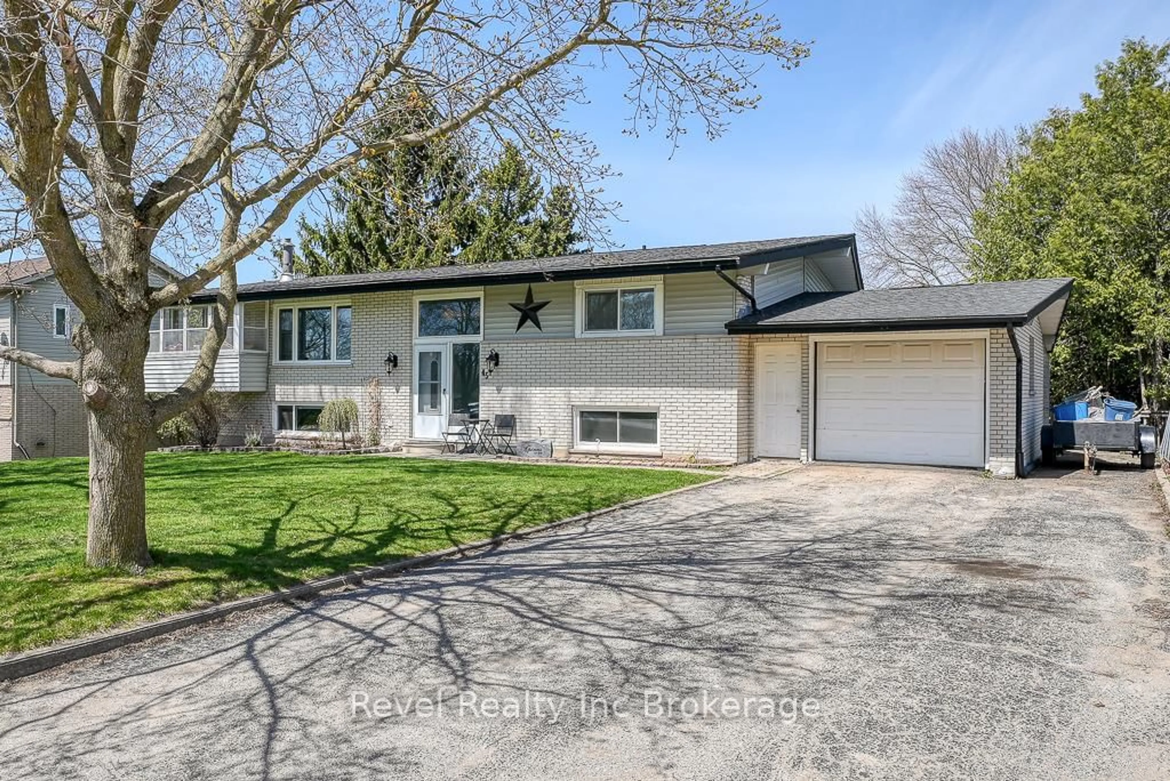 Home with vinyl exterior material, street for 45 Lynn Cres, South-West Oxford Ontario N0J 1A0