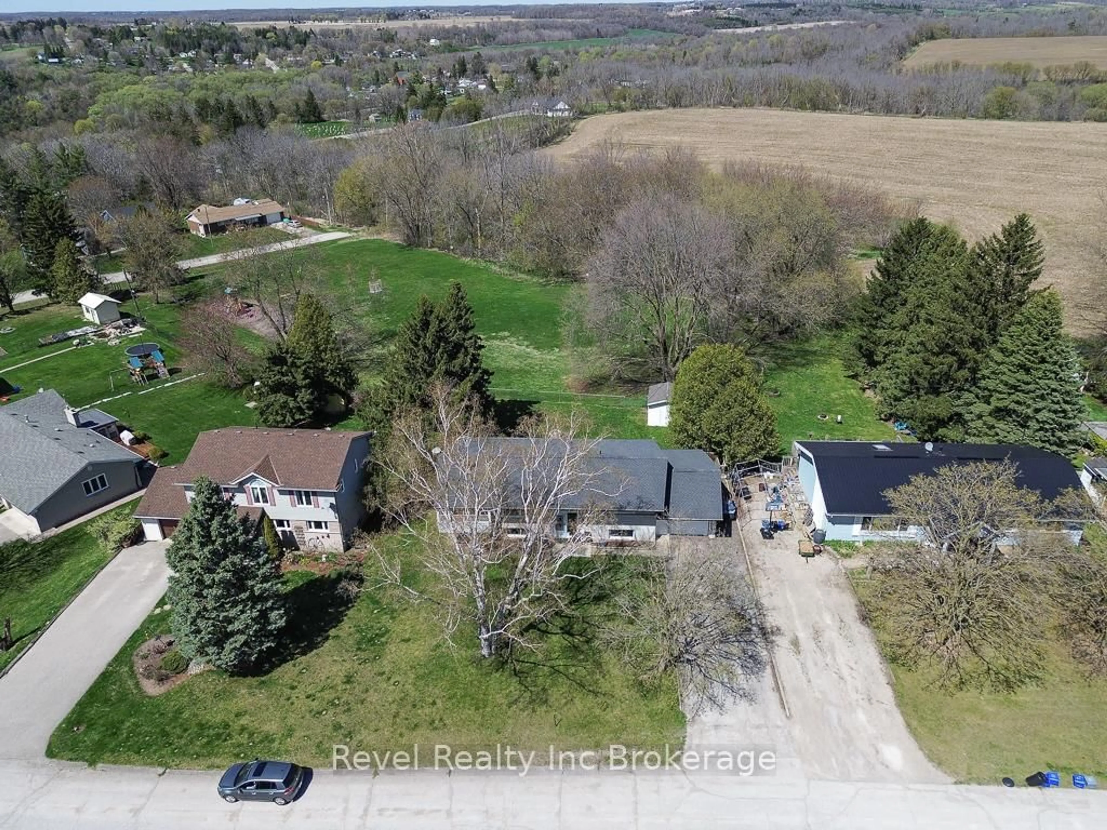 A pic from outside/outdoor area/front of a property/back of a property/a pic from drone, unknown for 45 Lynn Cres, South-West Oxford Ontario N0J 1A0
