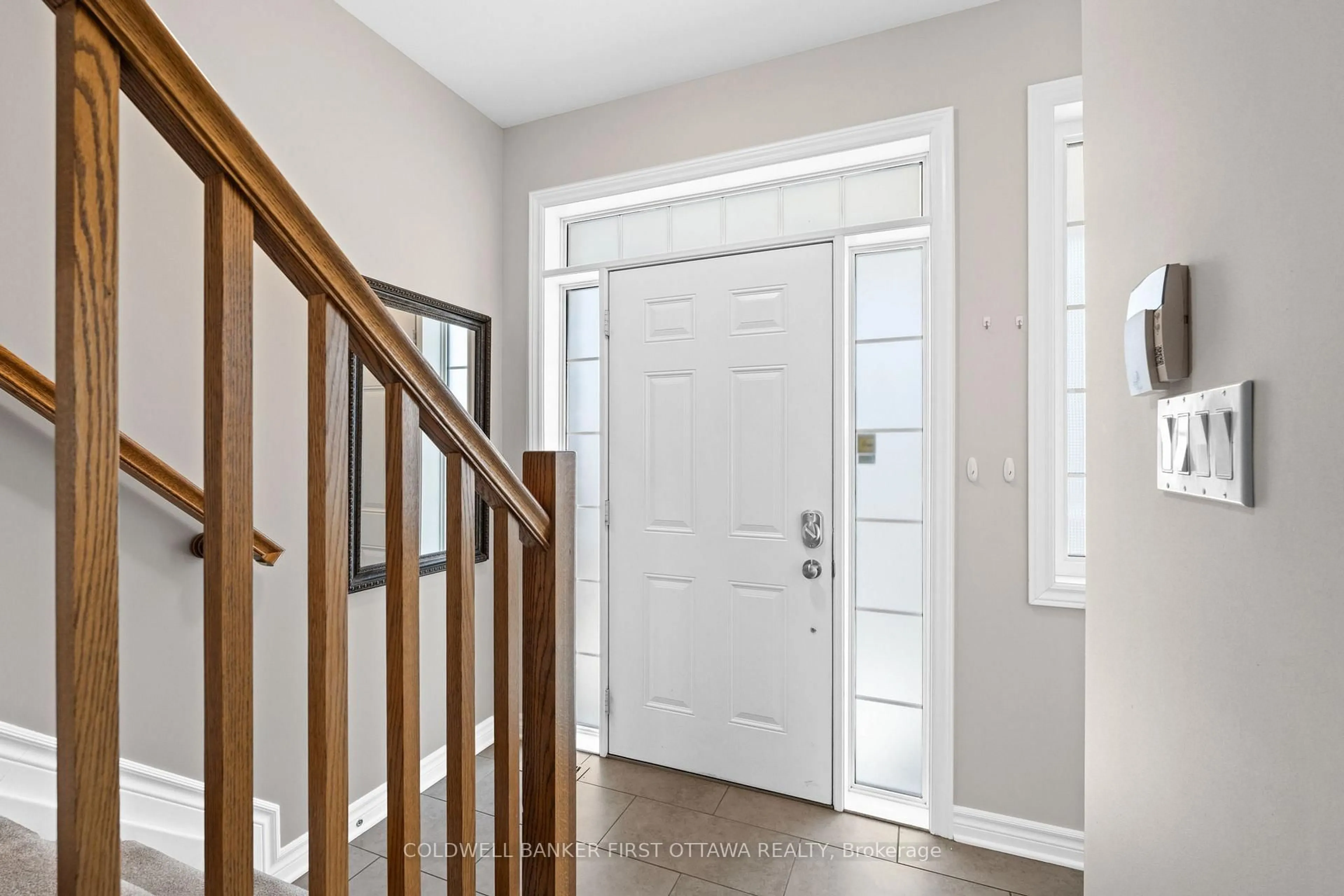 Indoor entryway for 982 Hooper St, Ottawa Ontario K1A 8A1