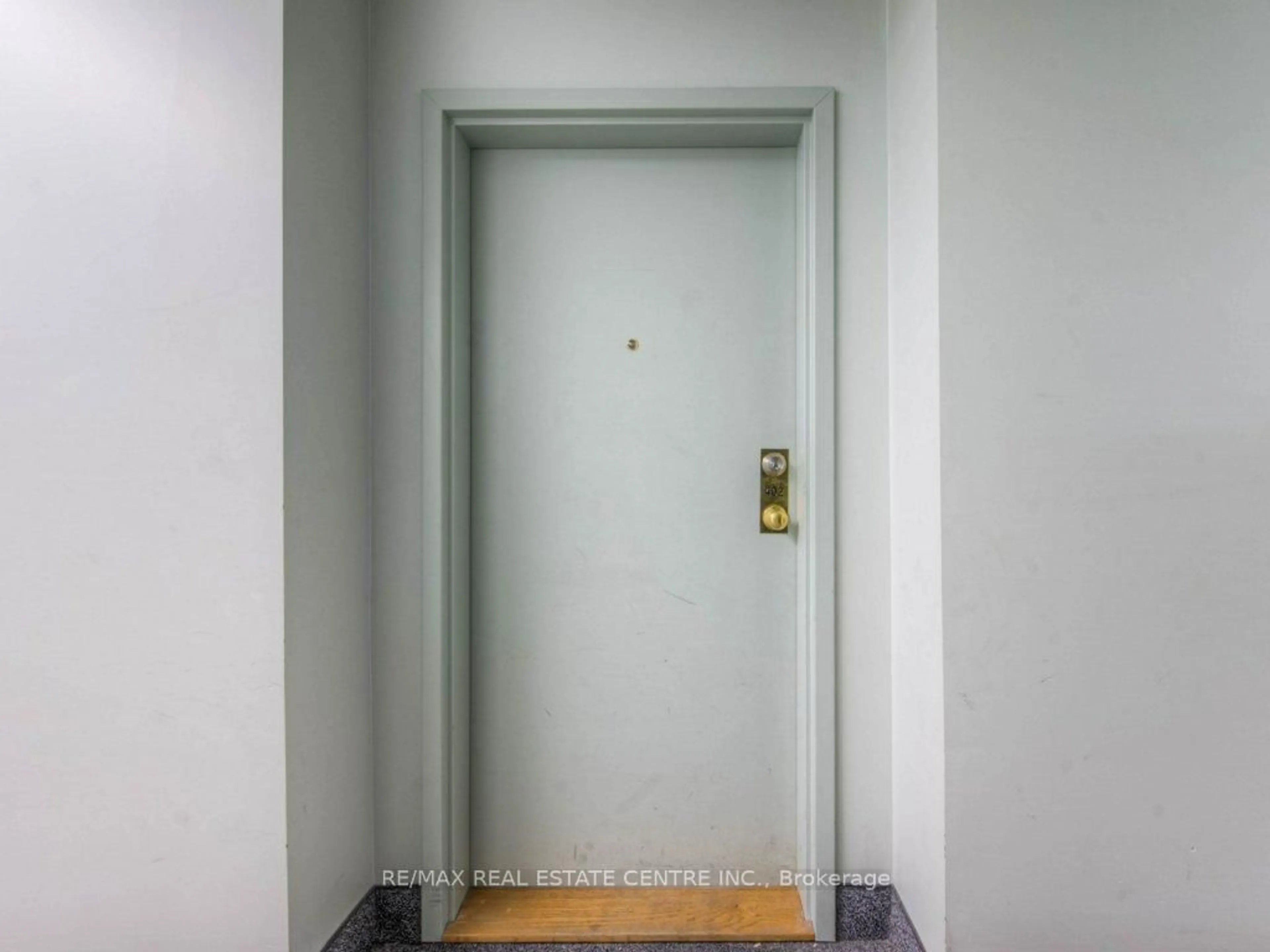 Indoor foyer for 15 Hofstetter Ave #402, Kitchener Ontario N2A 3Z7