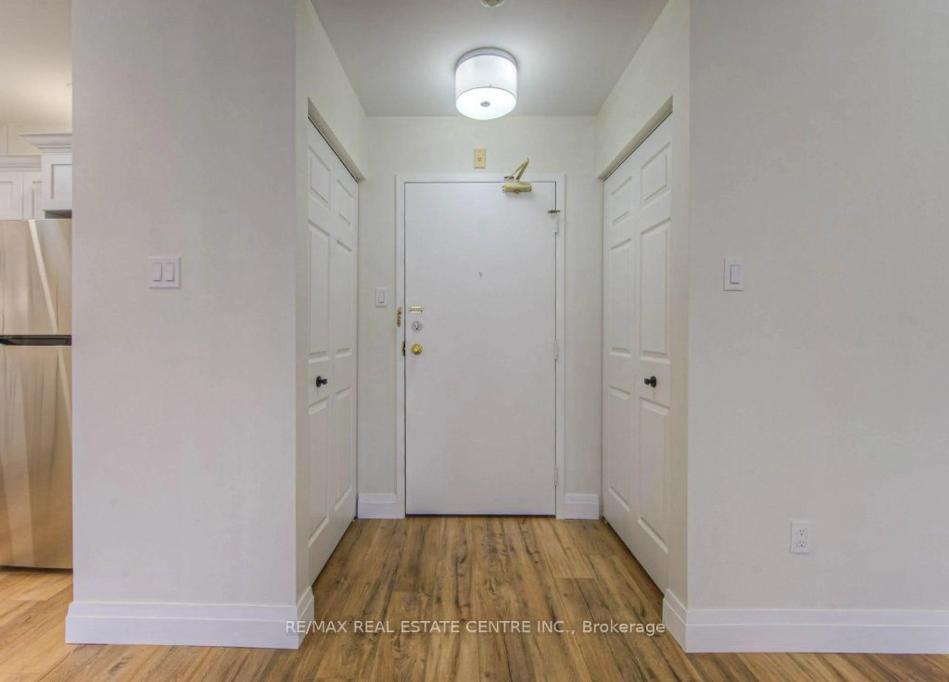 Indoor entryway for 15 Hofstetter Ave #402, Kitchener Ontario N2A 3Z7