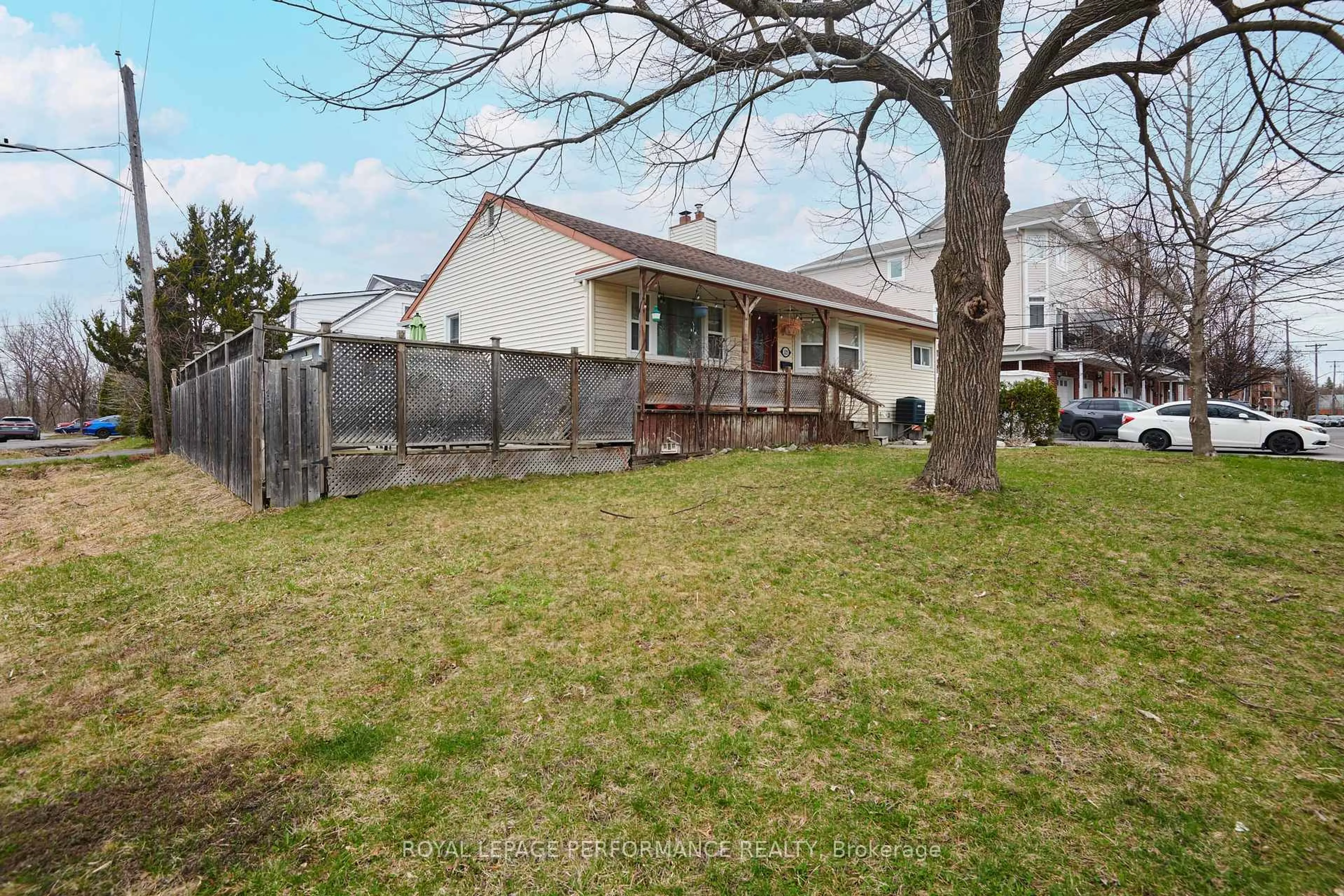 A pic from outside/outdoor area/front of a property/back of a property/a pic from drone, street for 1125 Rockingham Ave, Ottawa Ontario K1H 8A4