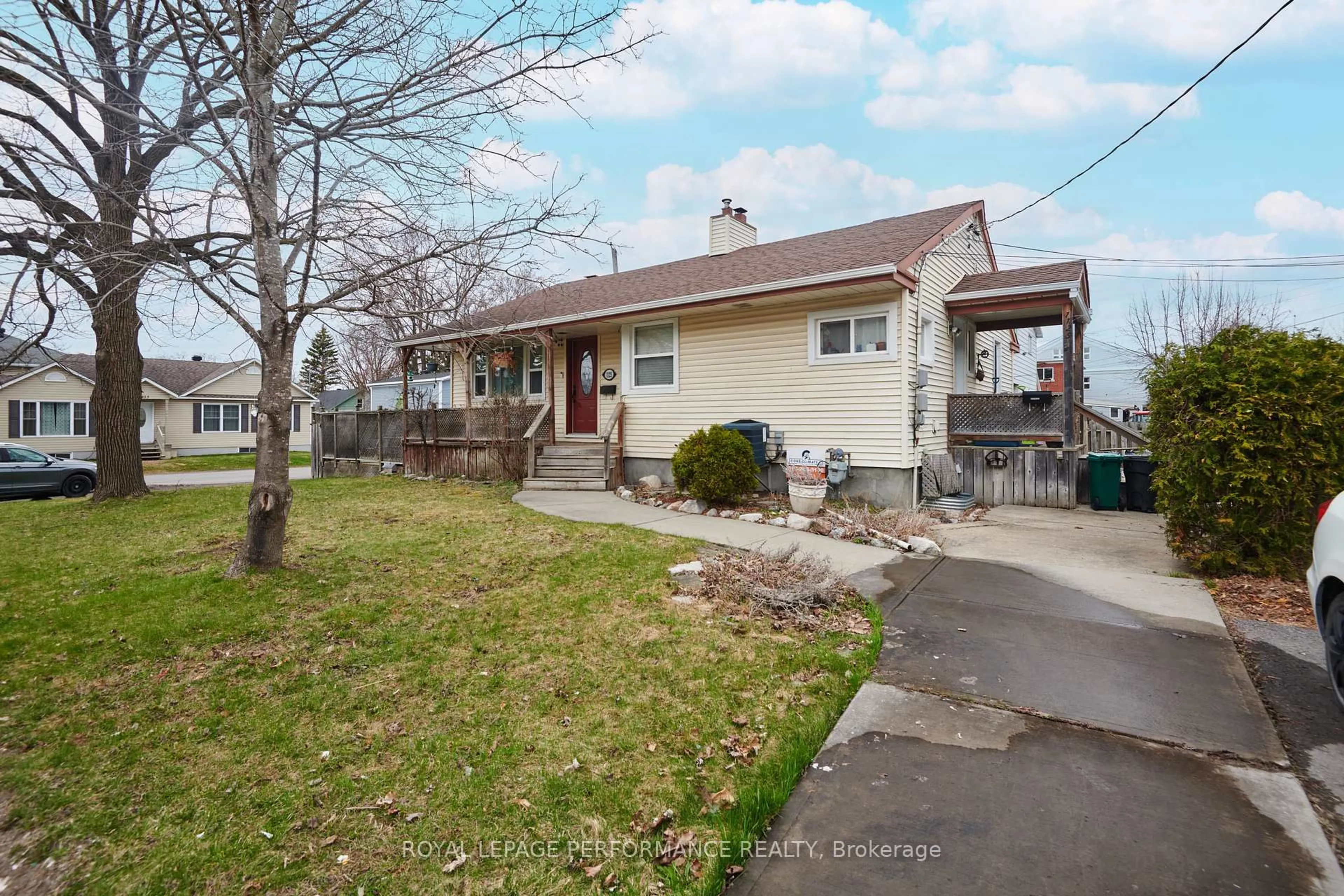 A pic from outside/outdoor area/front of a property/back of a property/a pic from drone, street for 1125 Rockingham Ave, Ottawa Ontario K1H 8A4