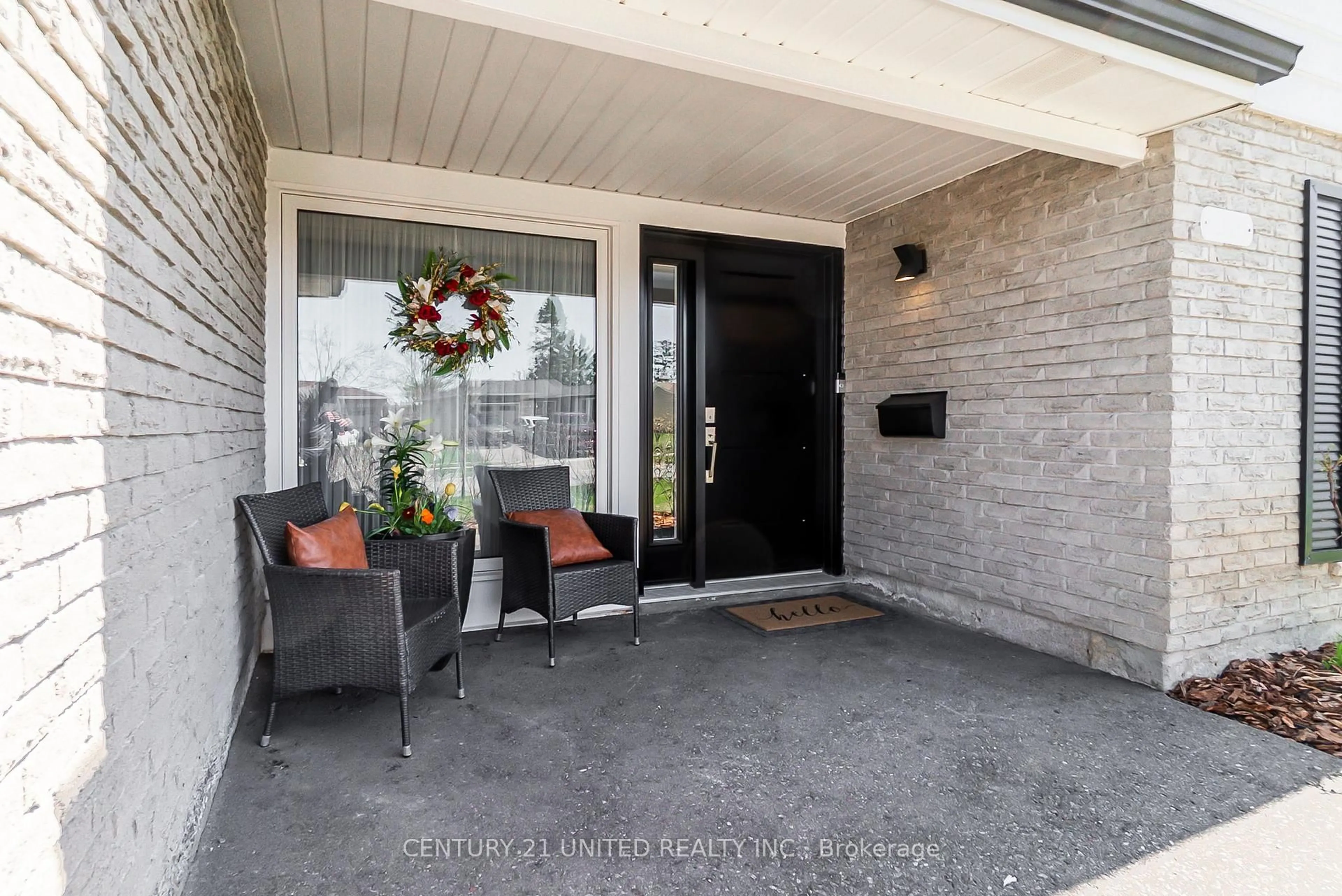 Indoor entryway for 2120 Meadowview Rd, Peterborough East Ontario K9L 1S4