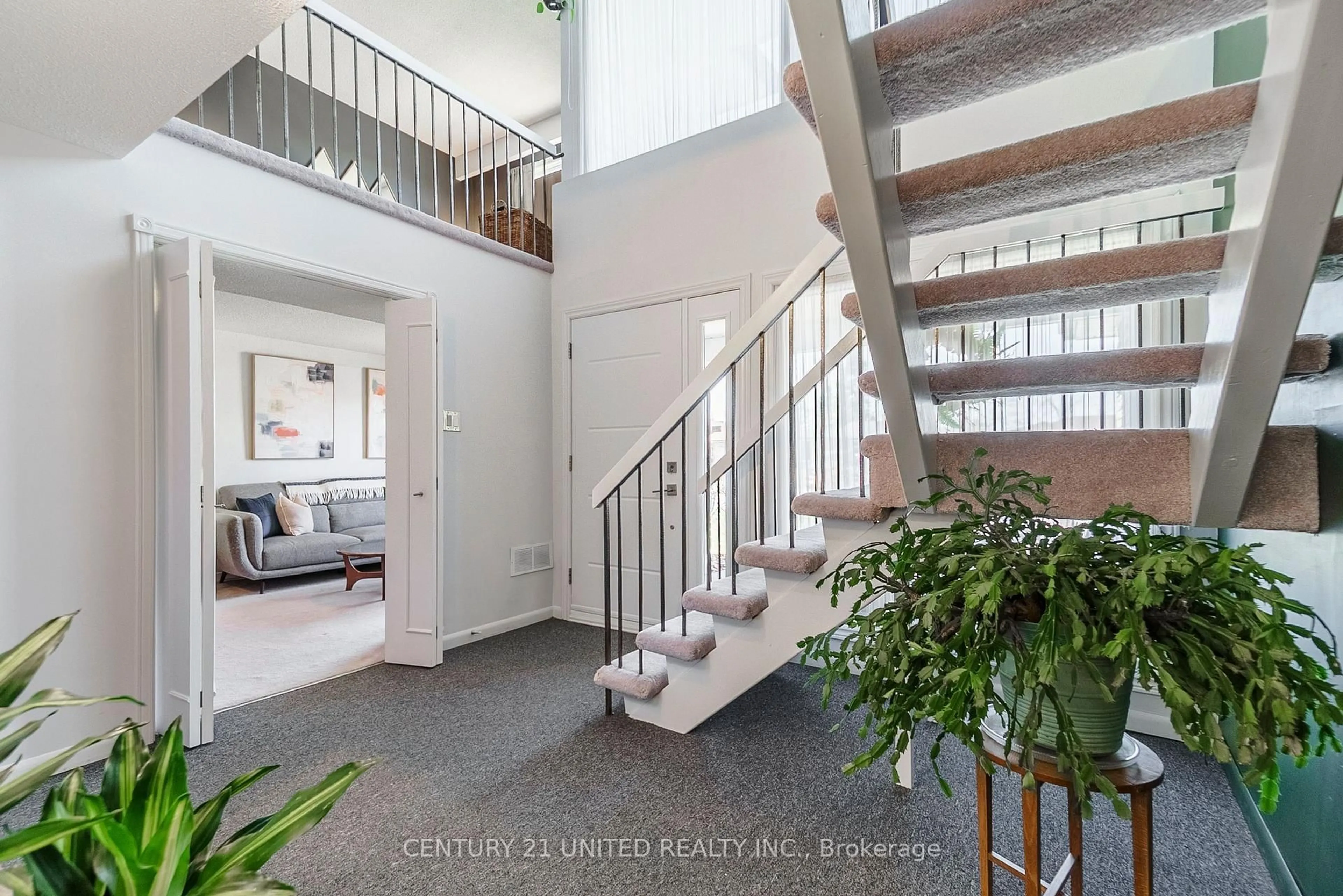 Indoor entryway for 2120 Meadowview Rd, Peterborough East Ontario K9L 1S4