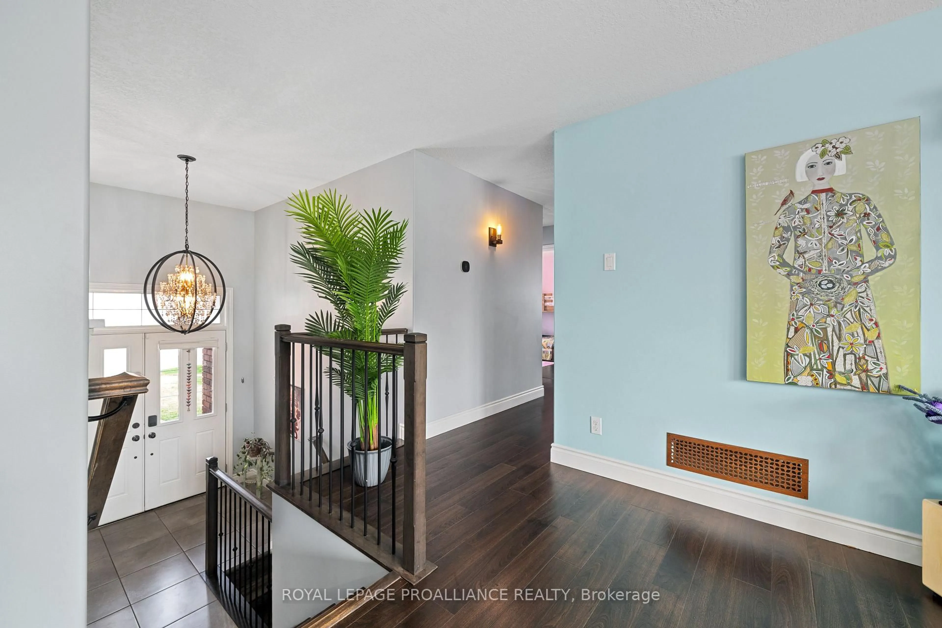 Indoor entryway for 19 Freedom Cres, Quinte West Ontario K8V 0C1