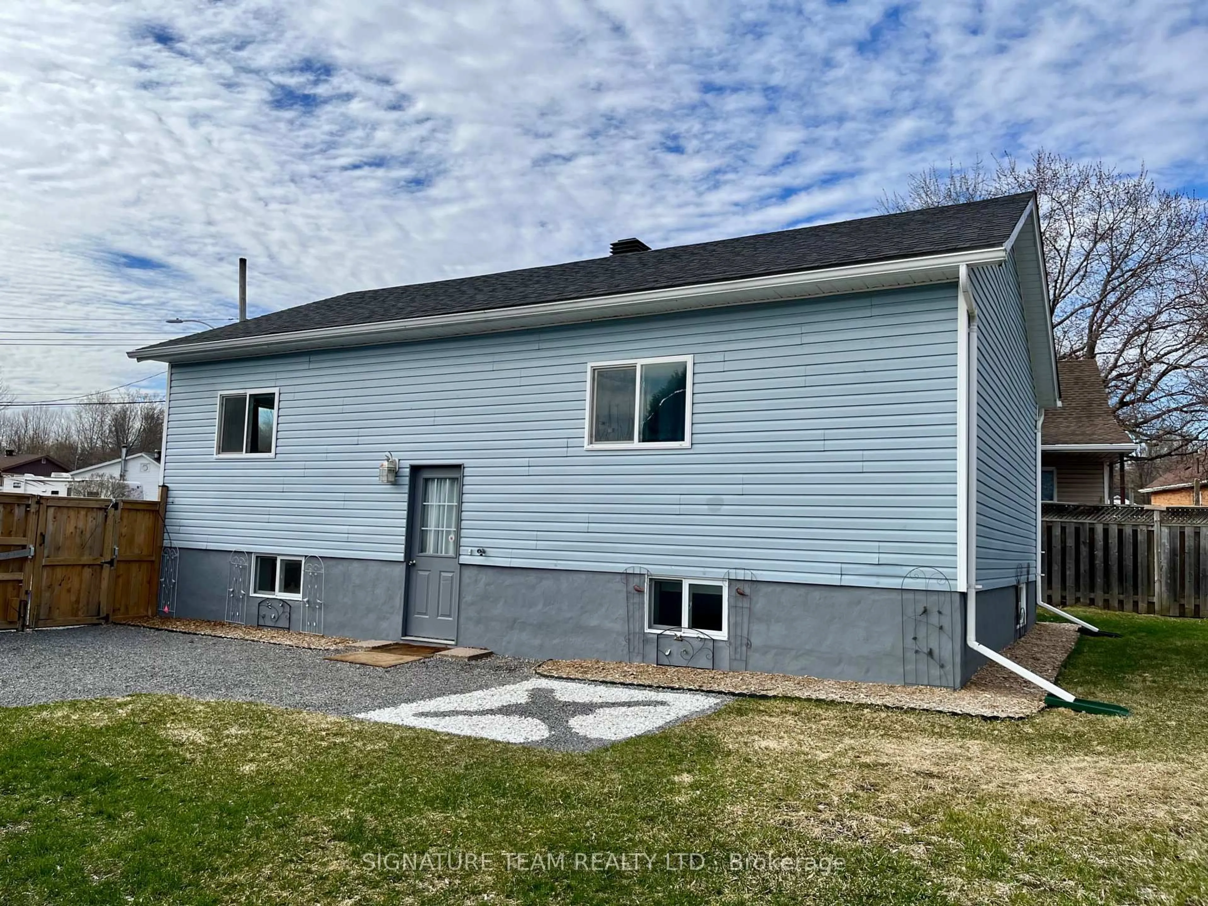 Home with vinyl exterior material, building for 292 George St, Pembroke Ontario K8A 5K2