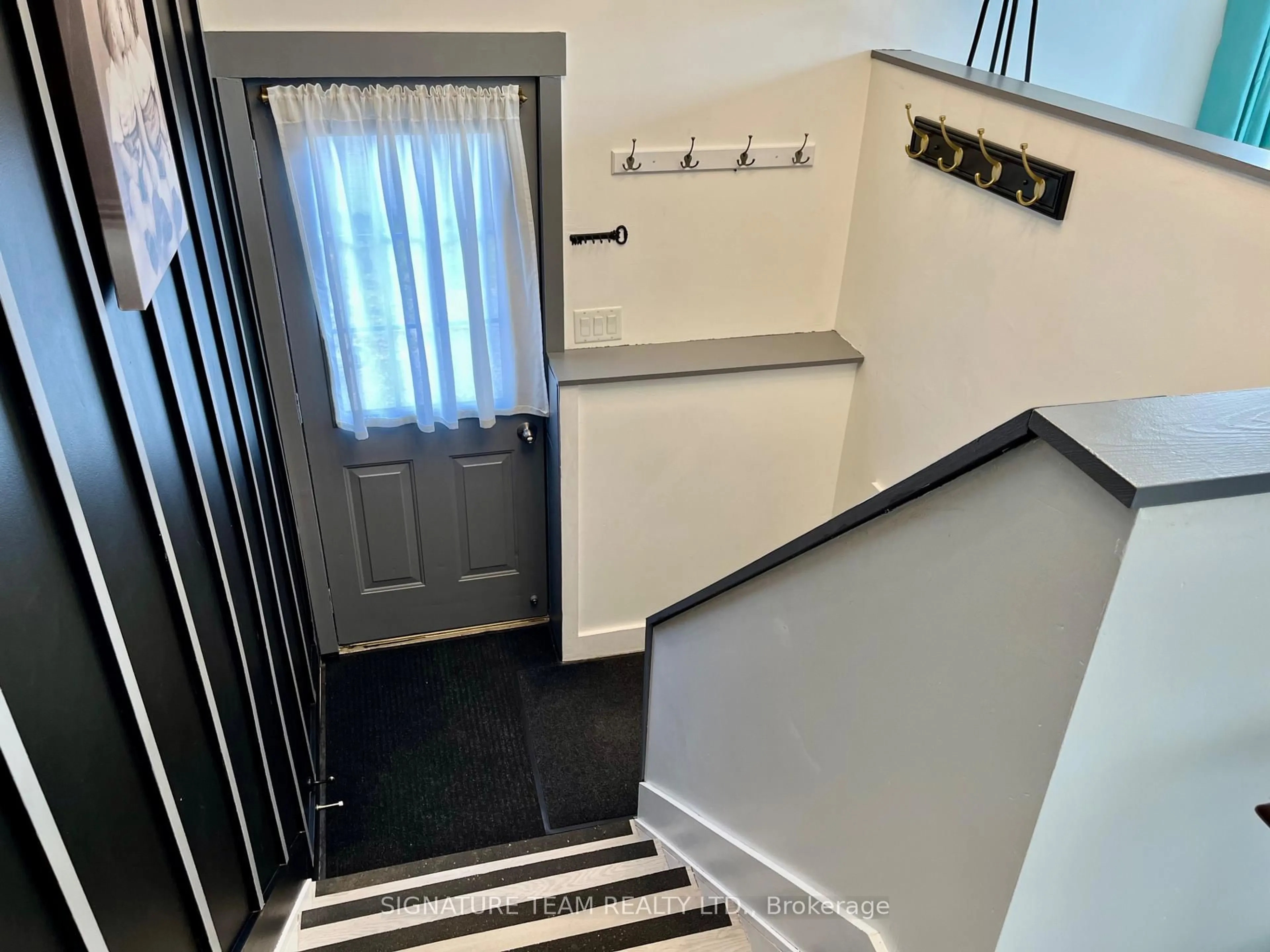 Indoor entryway for 292 George St, Pembroke Ontario K8A 5K2