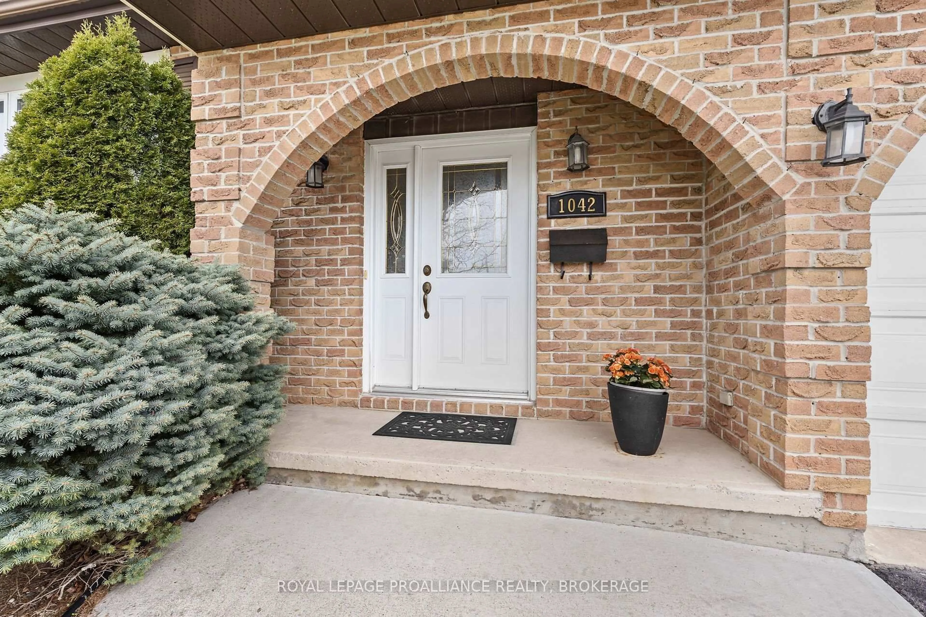 Indoor entryway for 1042 Dillingham St, Kingston Ontario K7P 2P4