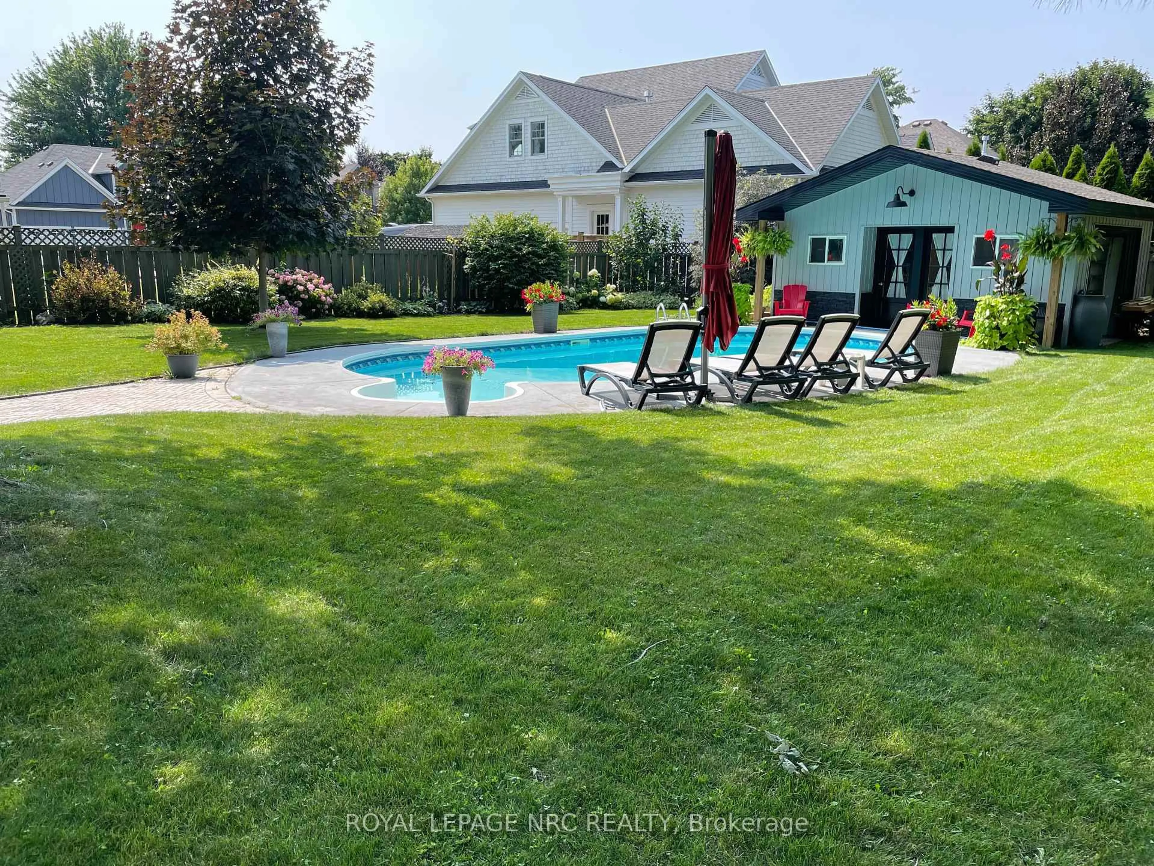 A pic from outside/outdoor area/front of a property/back of a property/a pic from drone, water/lake/river/ocean view for 763 Charlotte St, Niagara-on-the-Lake Ontario L0S 1J0