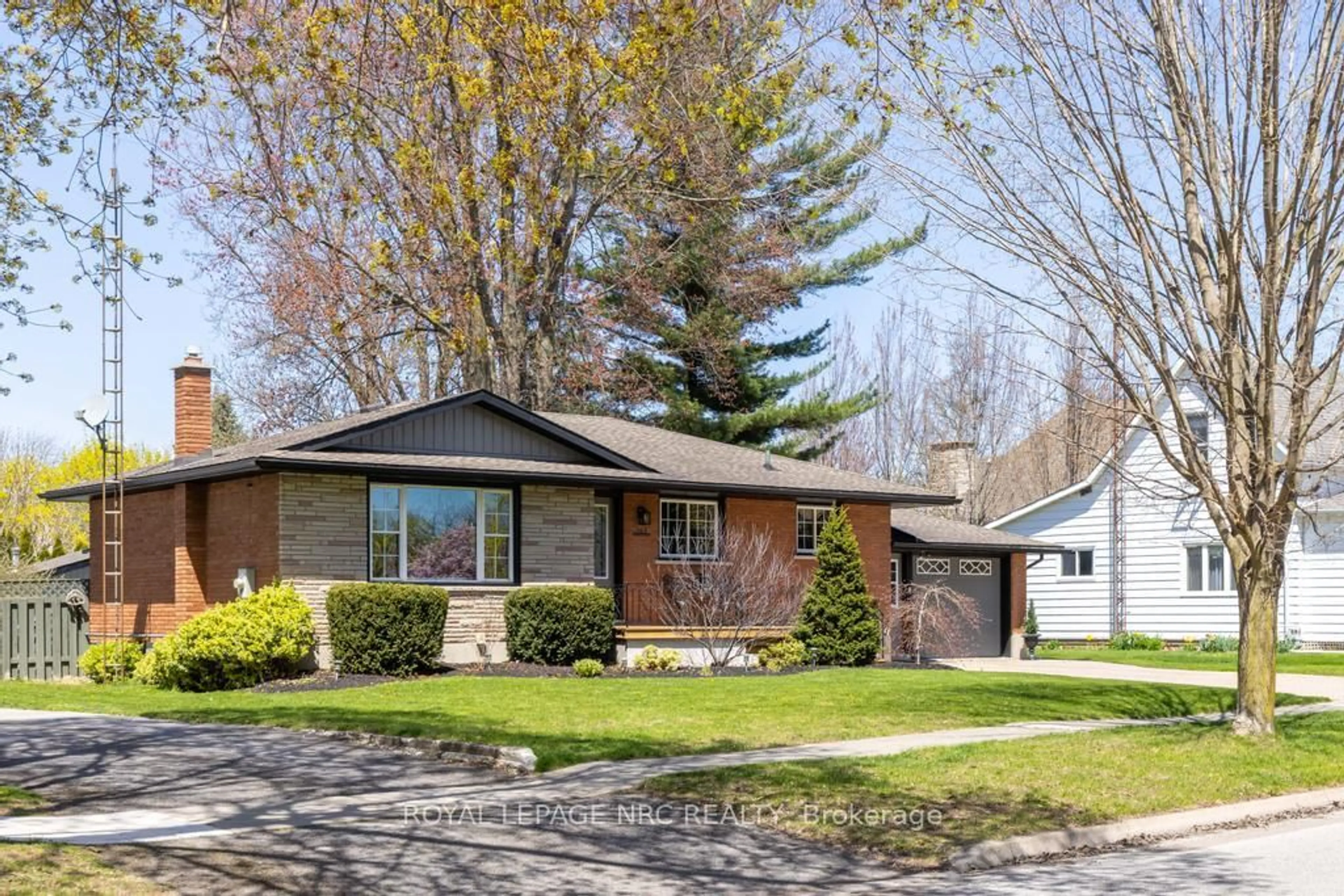 Home with vinyl exterior material, street for 763 Charlotte St, Niagara-on-the-Lake Ontario L0S 1J0