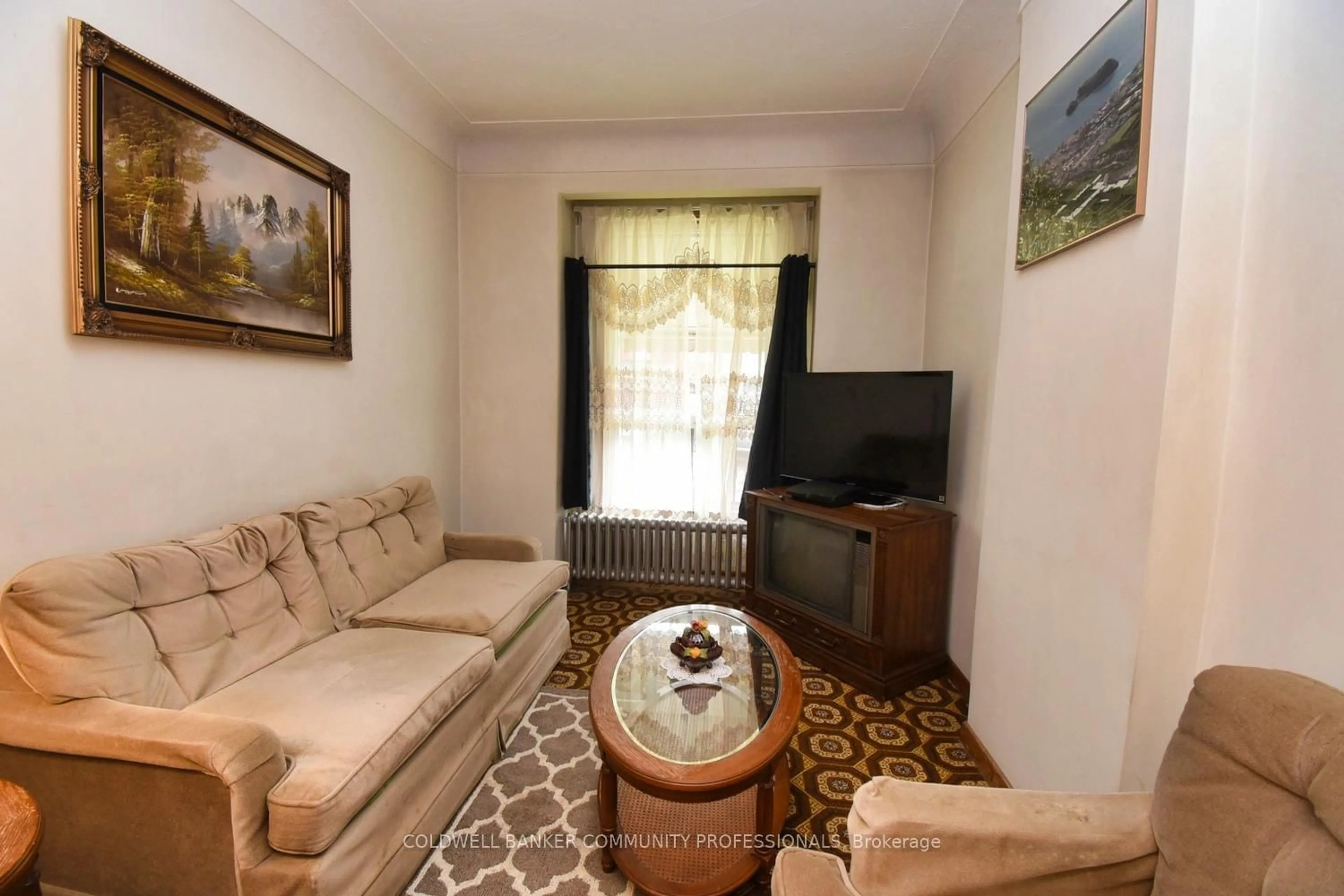 Living room with furniture, carpet floor for 48 Fullerton Ave, Hamilton Ontario L8L 6G8