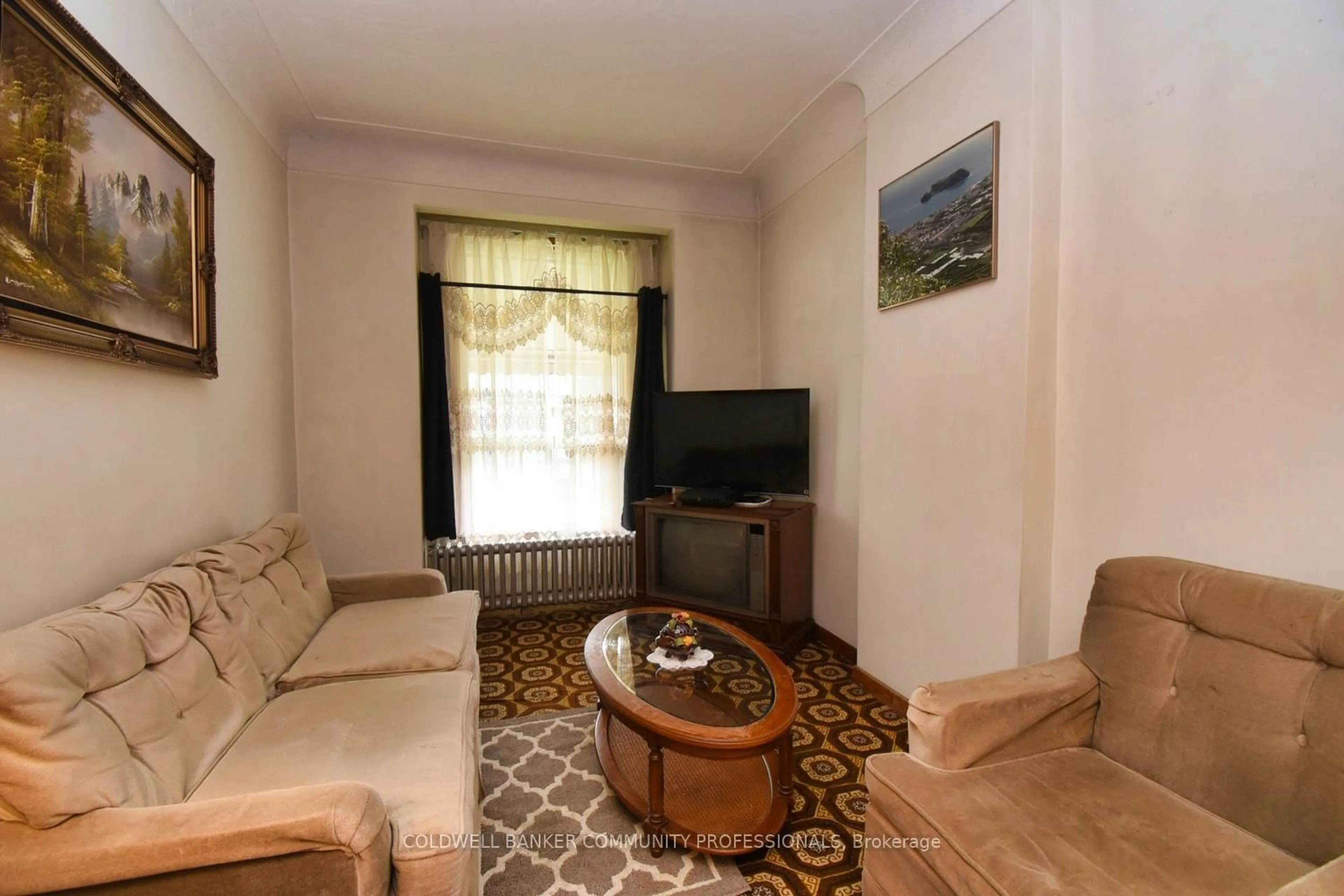 Living room with furniture, unknown for 48 Fullerton Ave, Hamilton Ontario L8L 6G8